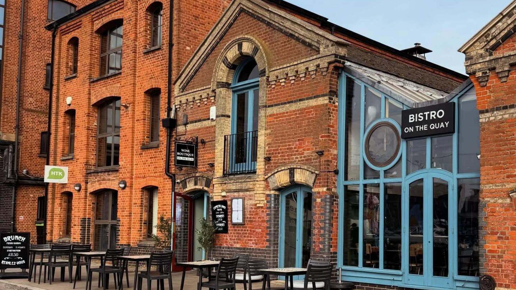 У Британії злочинці з'їли їжі на £195 в ресторані, а потім втекли не заплативши (фото)