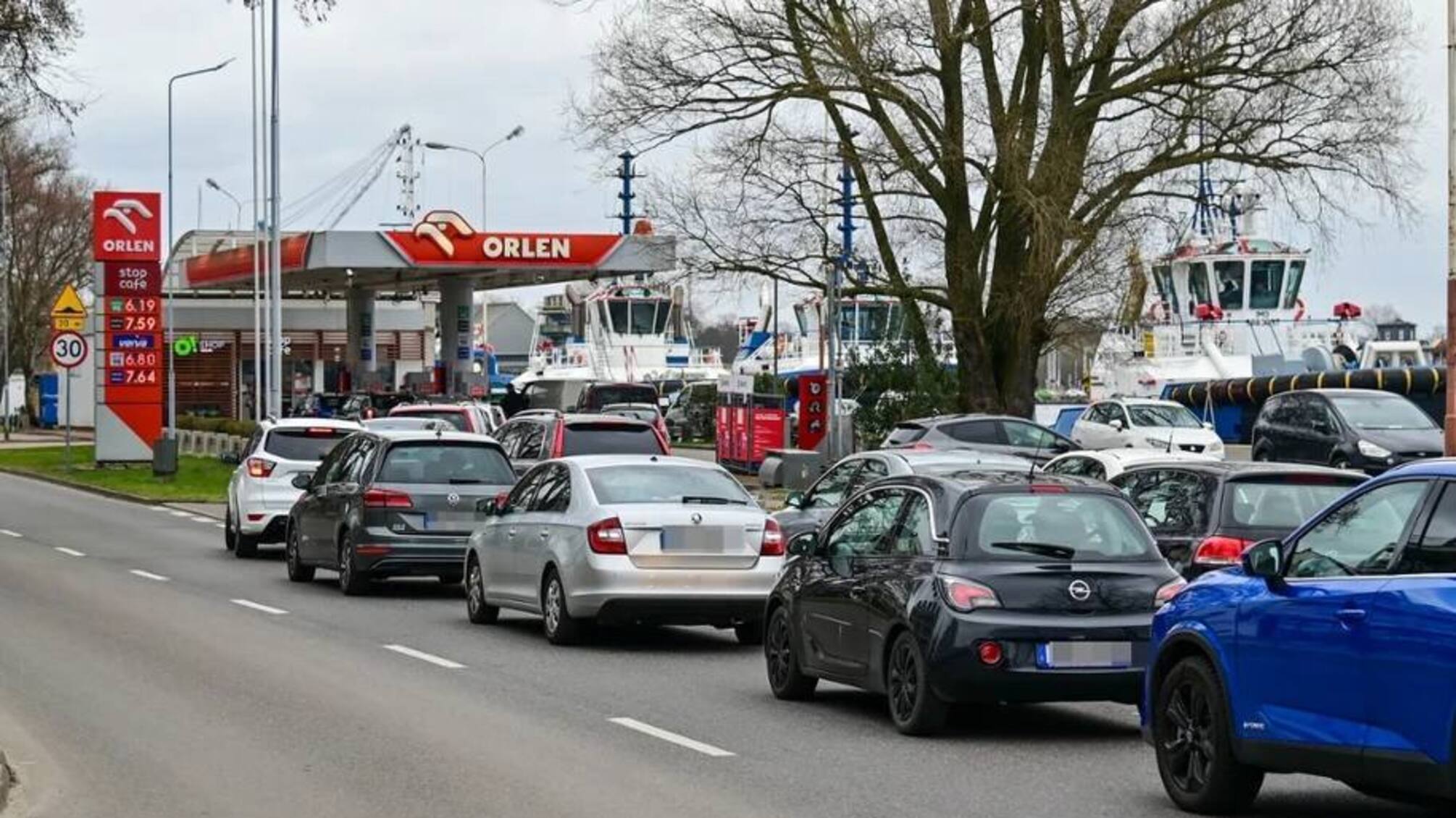Немцы массово едут в Польшу за дешевым топливом: на границе очереди