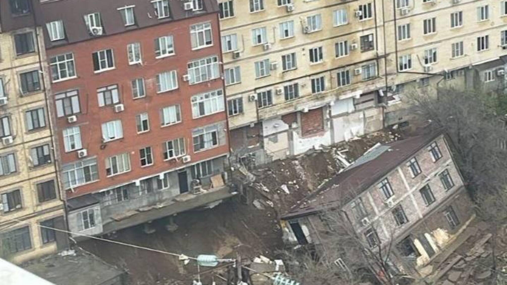 Повінь у Дагестані : прорив дамби та тисячі евакуйованих