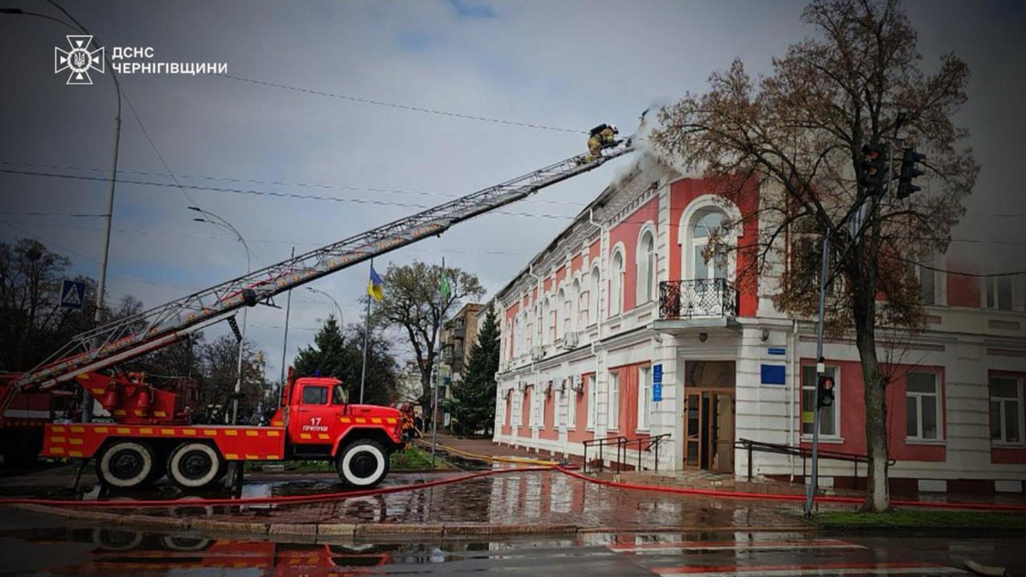 Рф атакує Чернігівщину: влучання по міськраді та податковій, є поранені