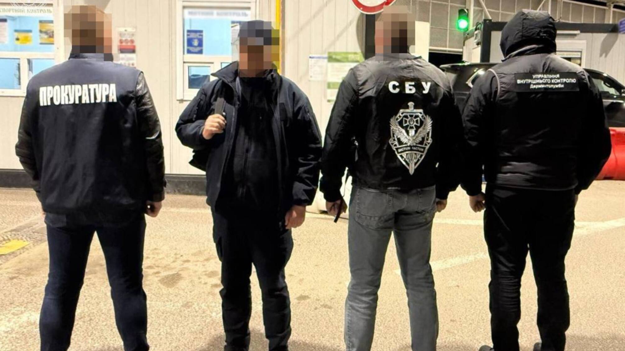 На Львовщине таможенник за деньги помогал вывозить валюту в Польшу