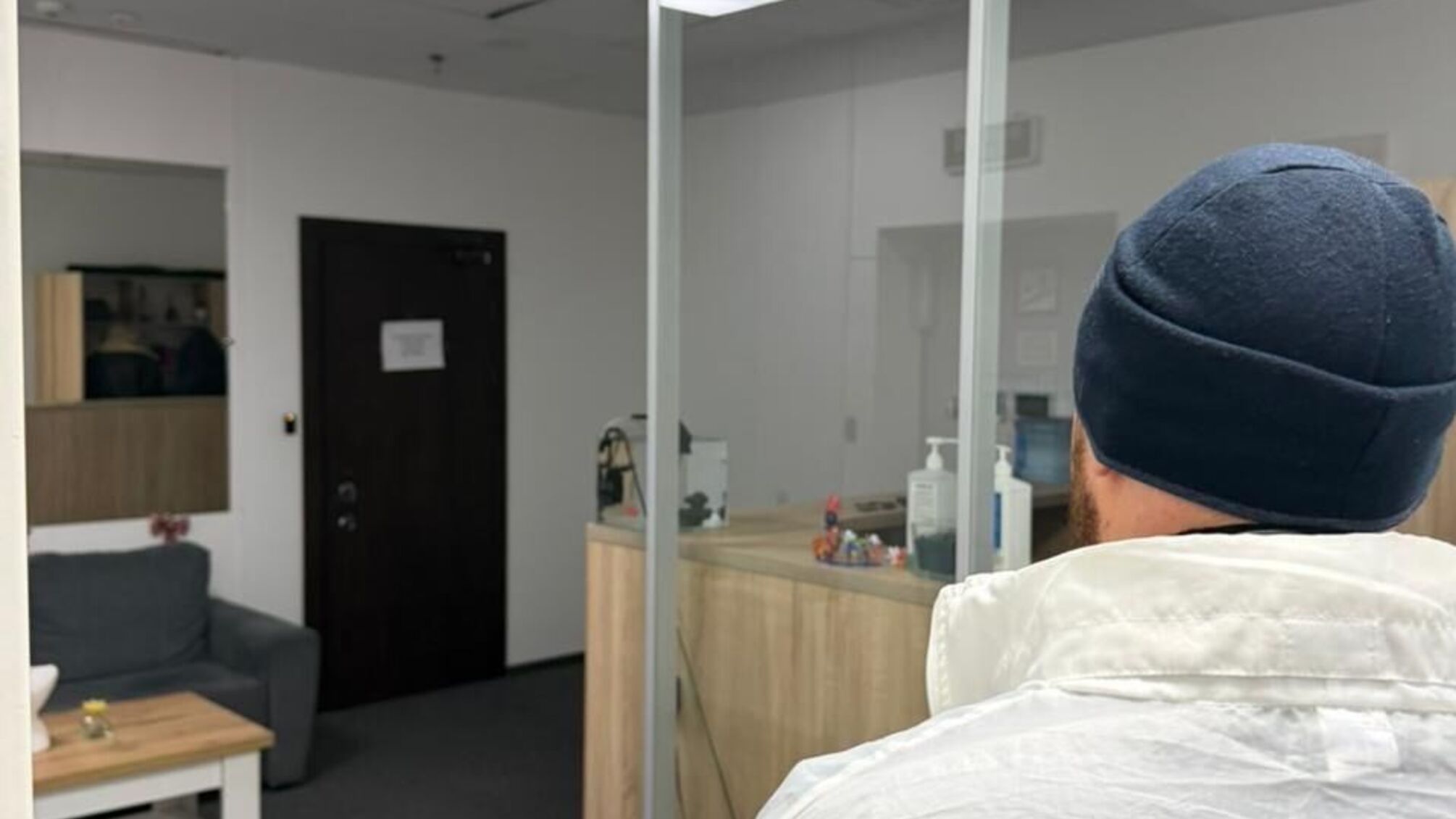 Закрытая дверь и охрана: журналисты наткнулись на подозрительный колл-центр в центре Киева