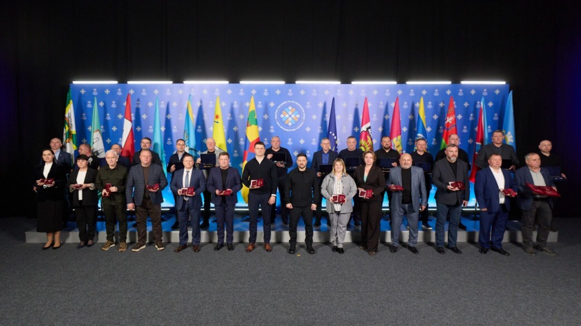 Зеленський вручив відзнаки 'Місто-герой України': які міста отримали нагороди