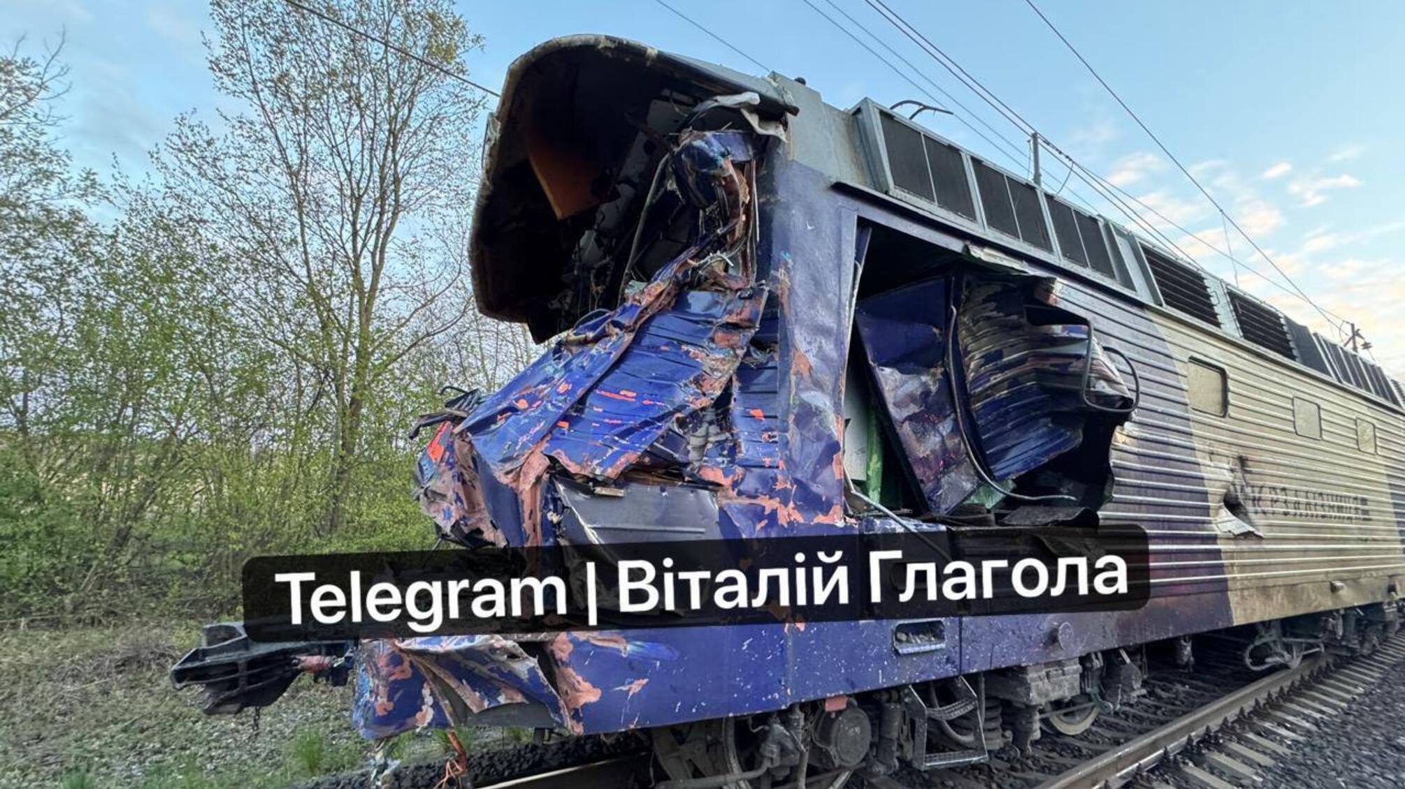 Поїзд Київ-Ужгород зійшов з рейок після зіткнення з автокраном: є загиблий