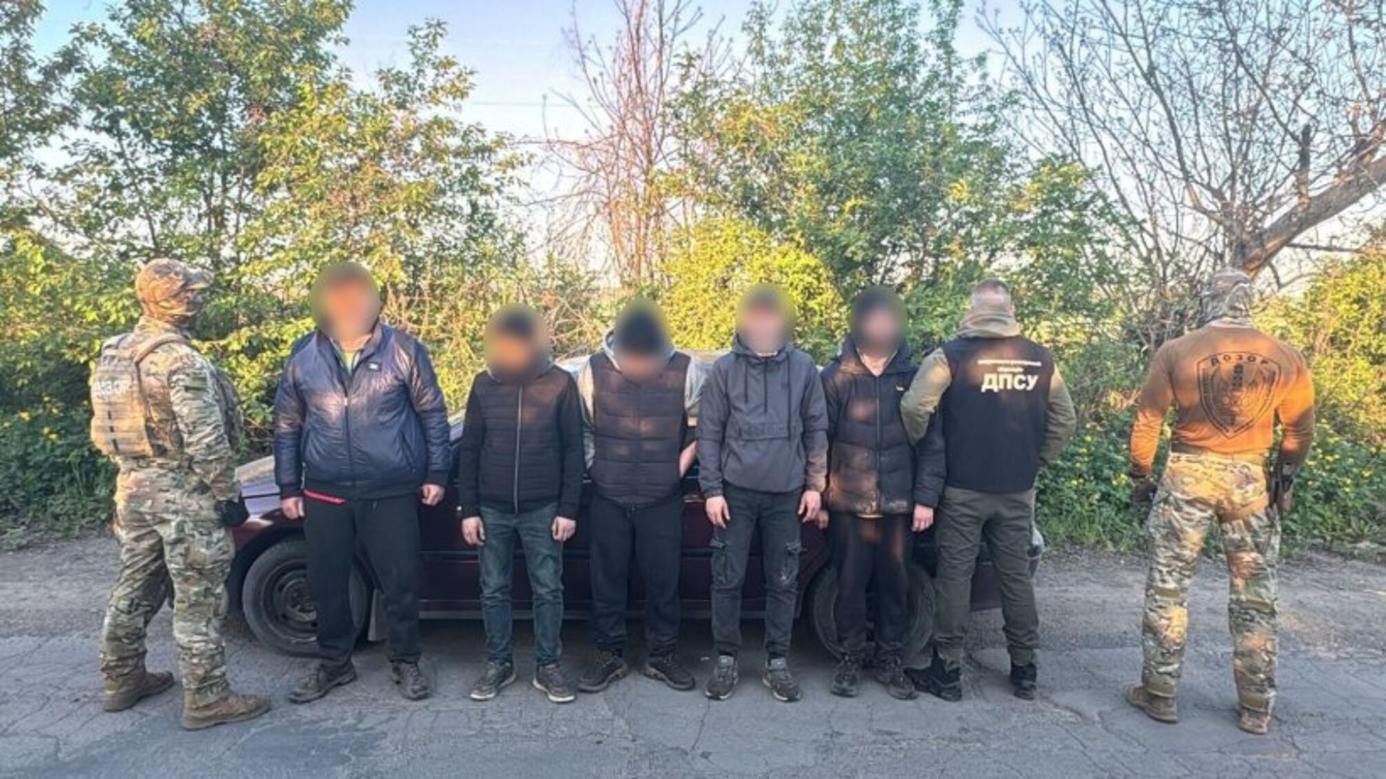 На границе с Молдовой задержали пятерых мужчин: организатор схемы зарабатывал по 10 тысяч долларов с каждого (видео)