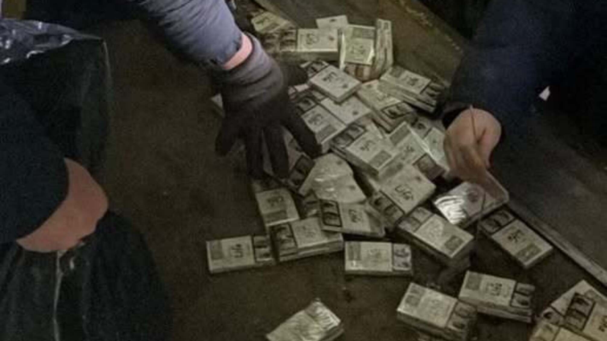 Во Львовской области разоблачили мужчину, который спрятал более тысячи пачек контрафактных сигарет в прицепе для вывоза за границу