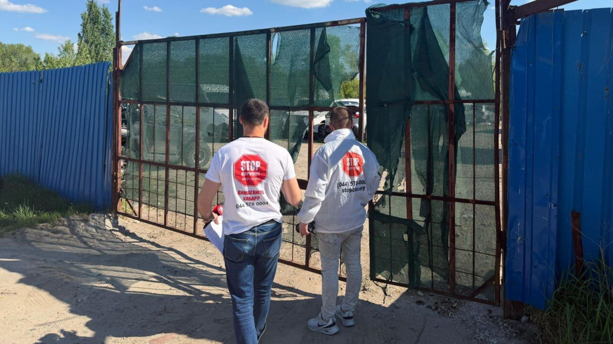 Штрафплощадка на сельхозземле? В Деснянском районе обнаружили подозрительный бизнес на эвакуированных авто