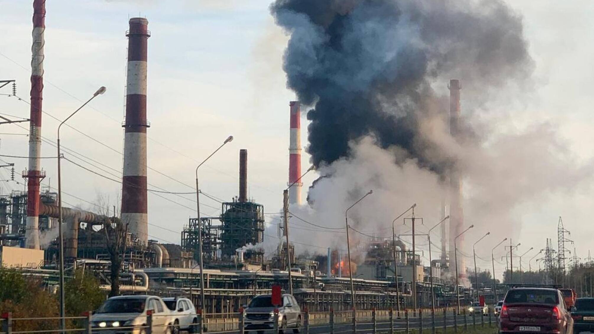 росія під атакою дронів: пожежа на НПЗ та БПЛА над москвою
