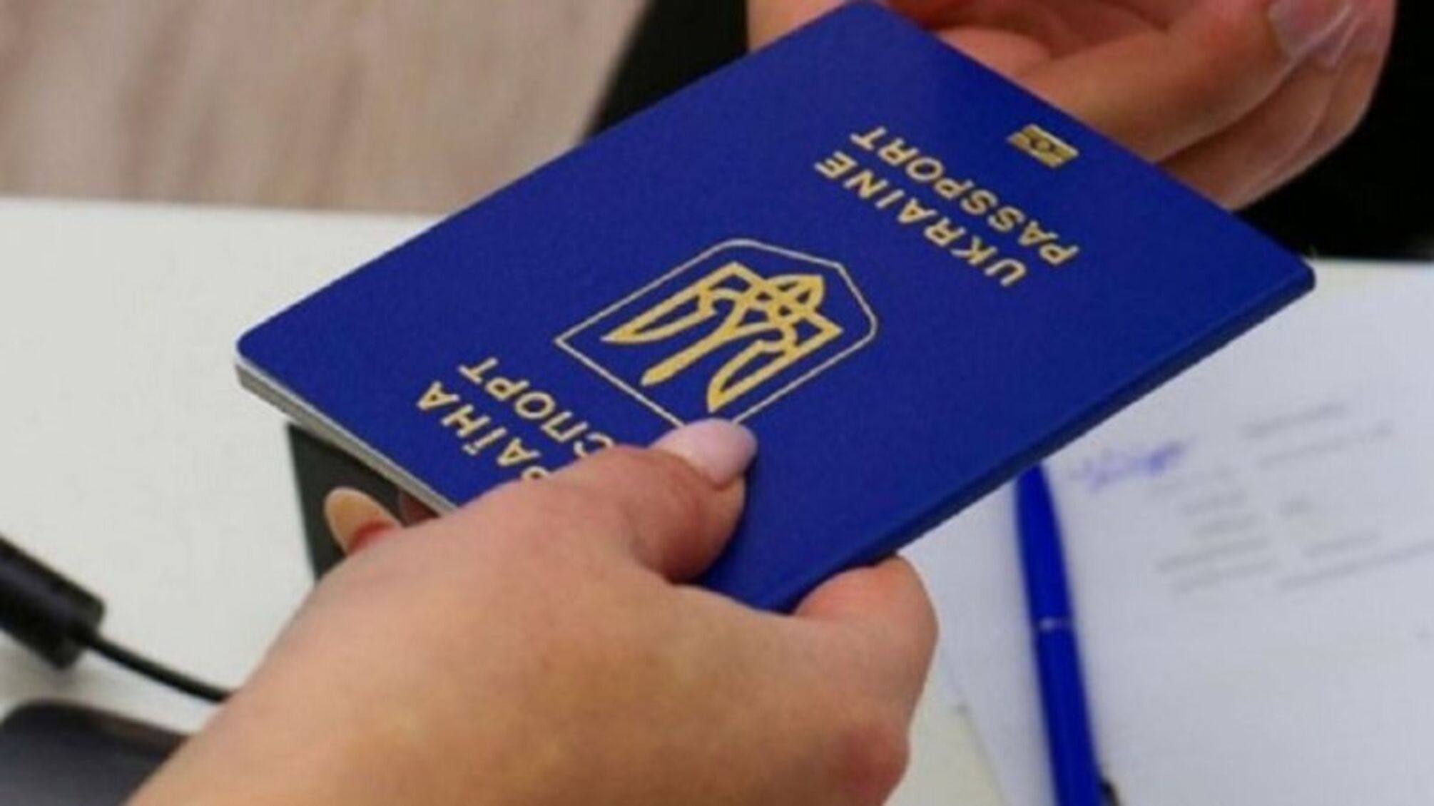Чоловікам за кордоном можуть відмовити в консульських послугах: що зміниться найближчим часом