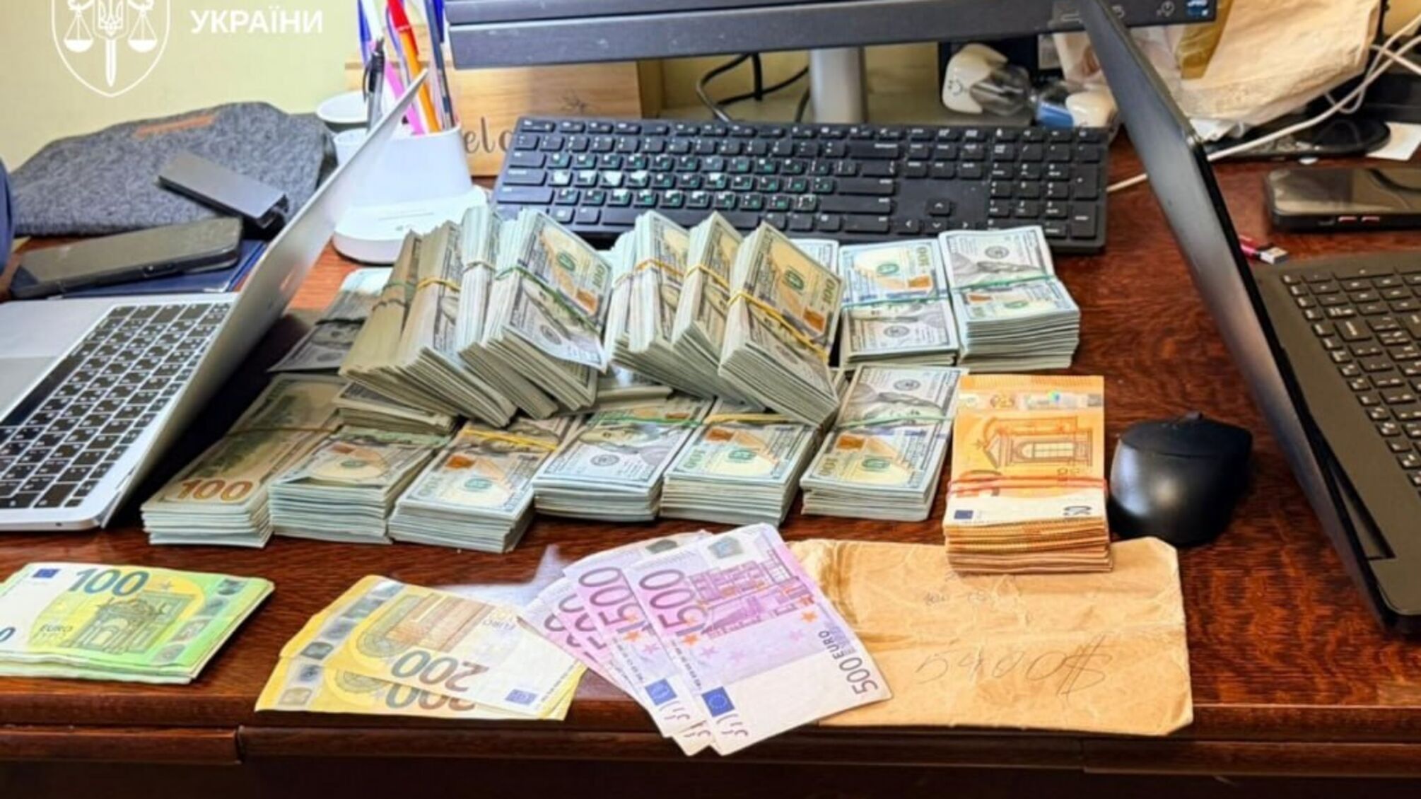 Що знайшли під час обшуків у регіональних управліннях поліції: елітні авто, годинники, зброя і мільйони готівки