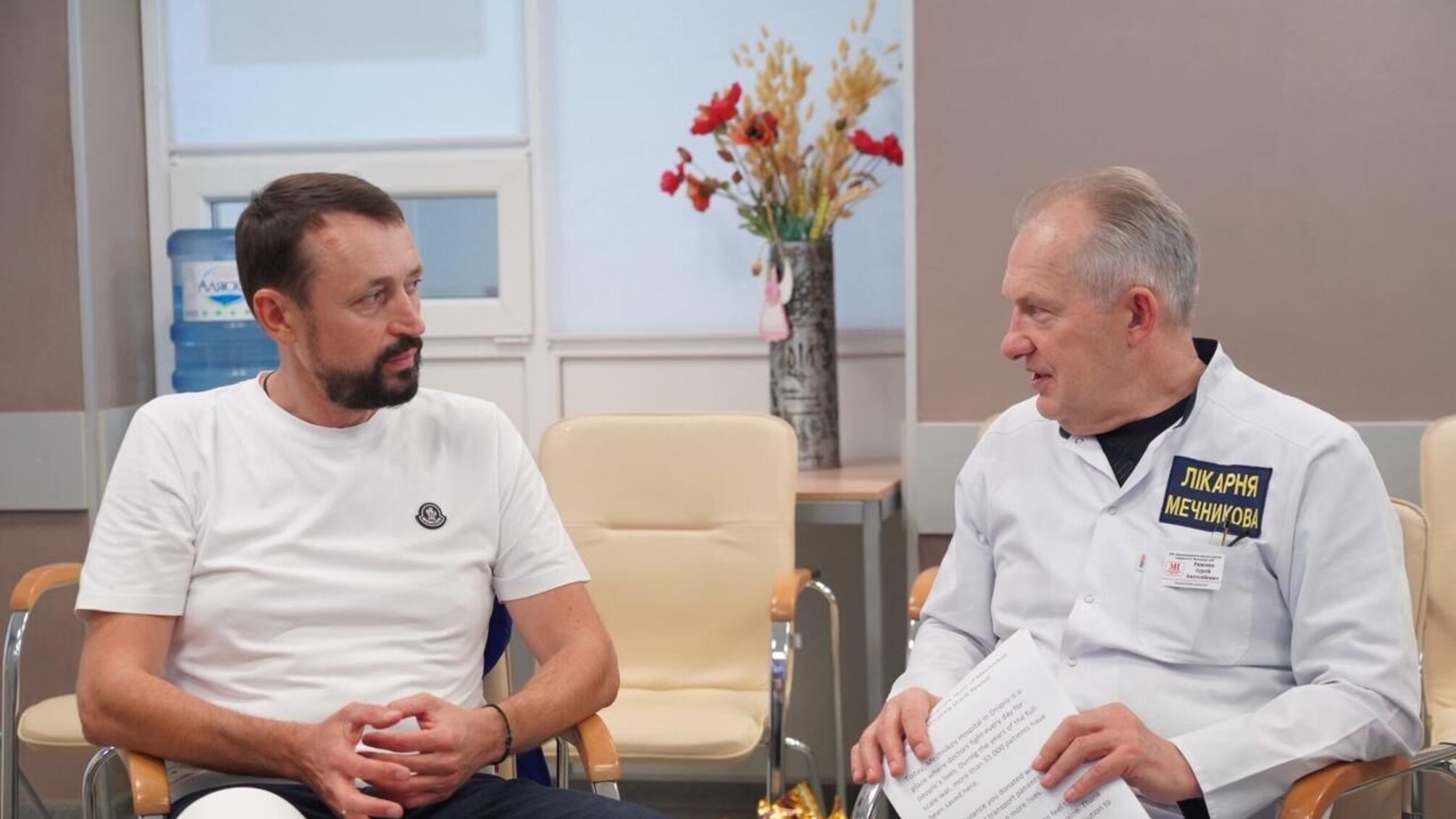 Больница Мечникова получила современную скорую: фонд 'Надежда' и Валерий Дубиль передали авто для спасения тяжелых пациентов