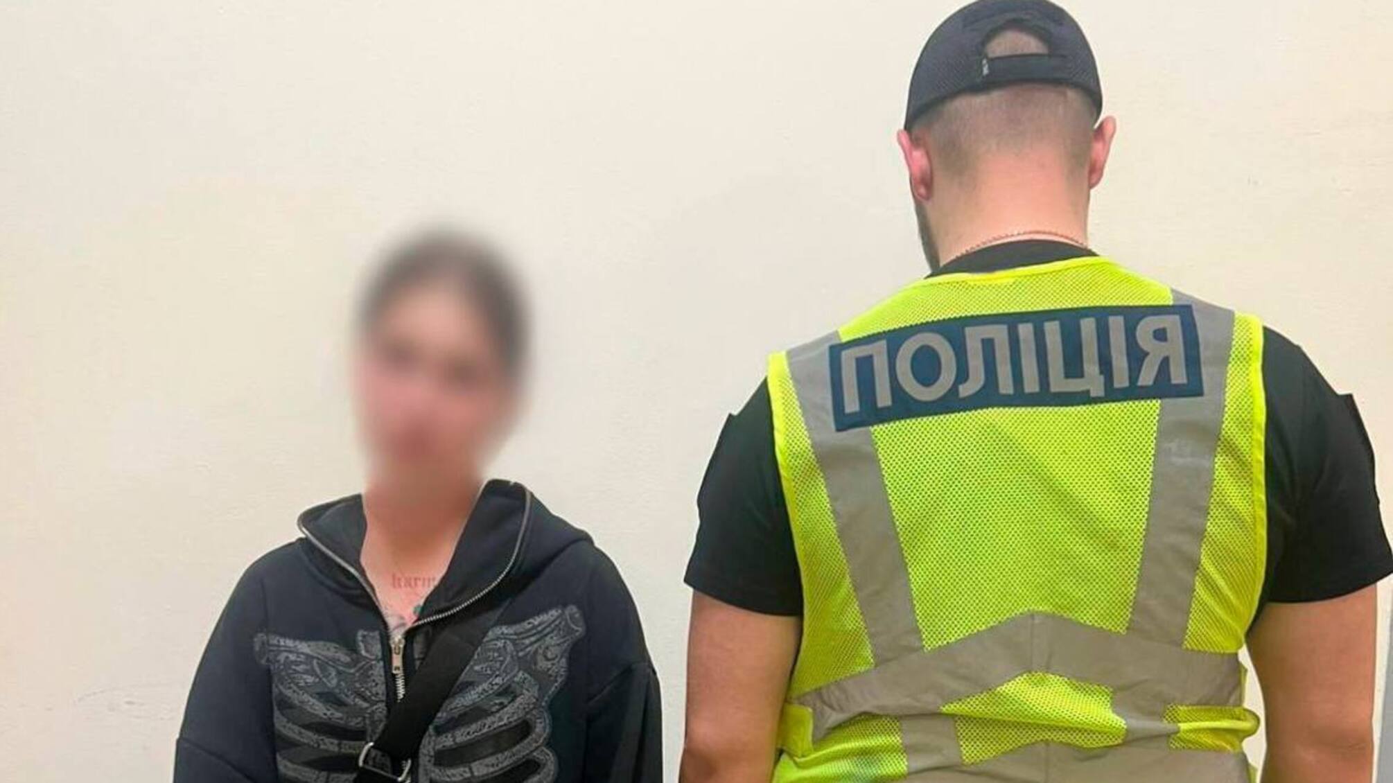 В Киеве девушка ударила военного бутылкой после замечания в троллейбусе