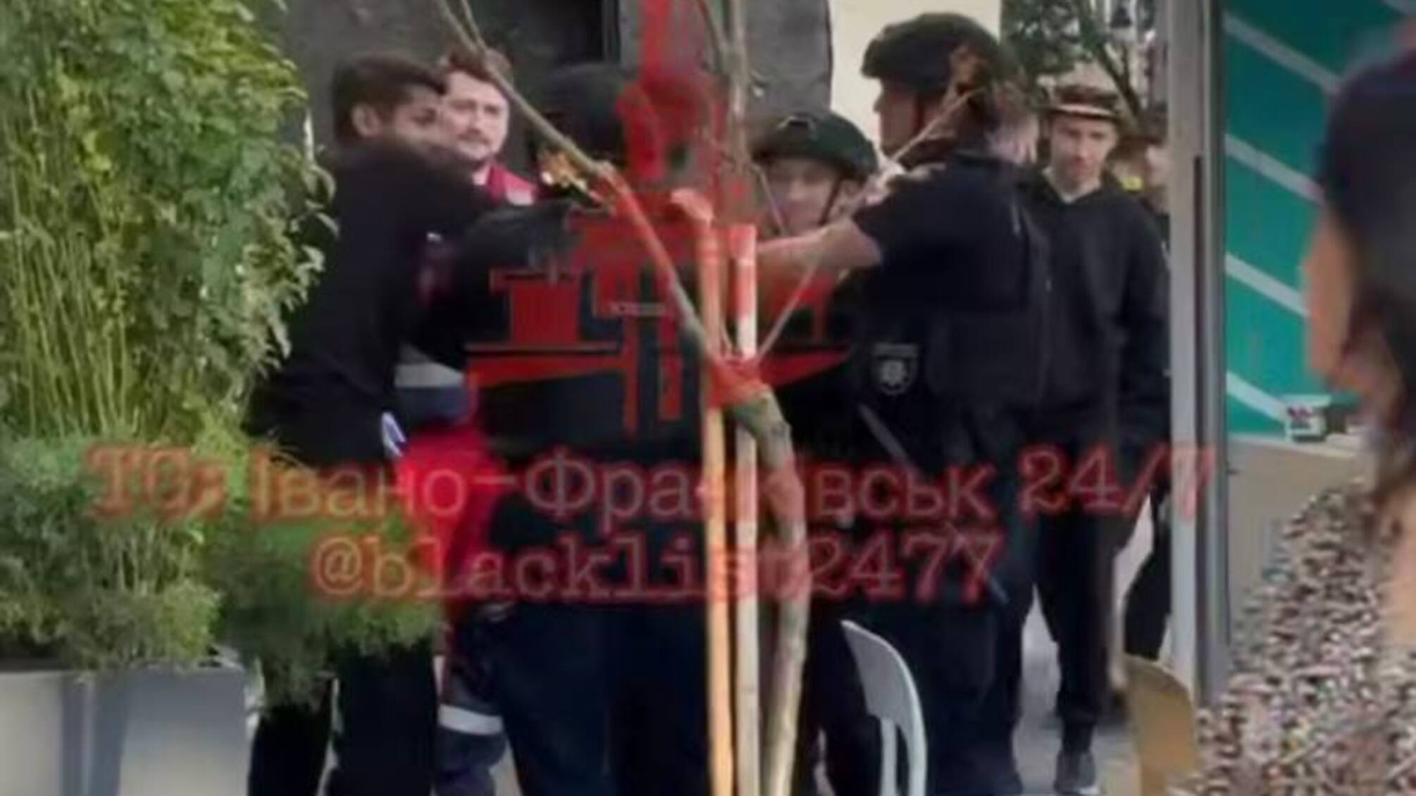 Полиция и медики разнимали массовую драку иностранцев в Ивано-Франковске