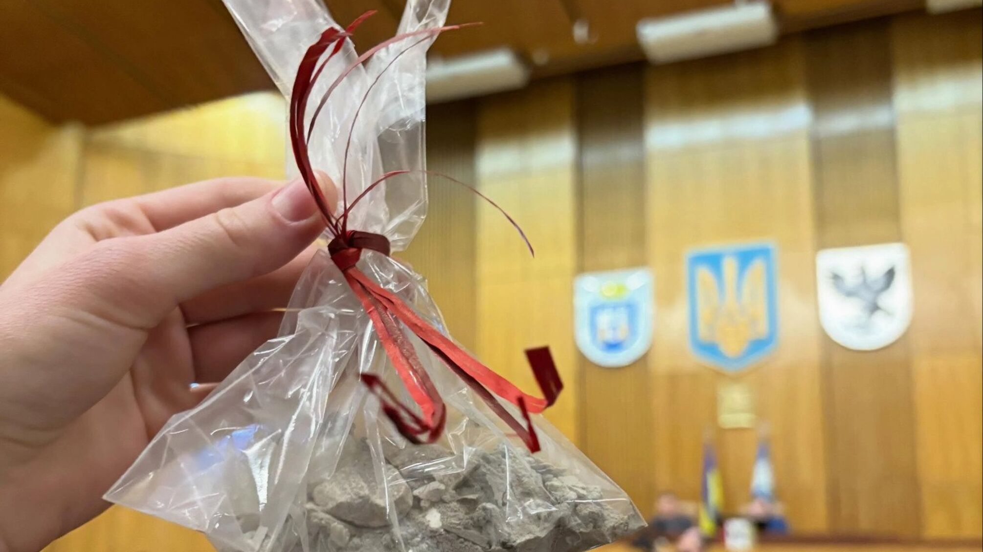 В Івано-Франківську меру подарували будівельне сміття під час сесії