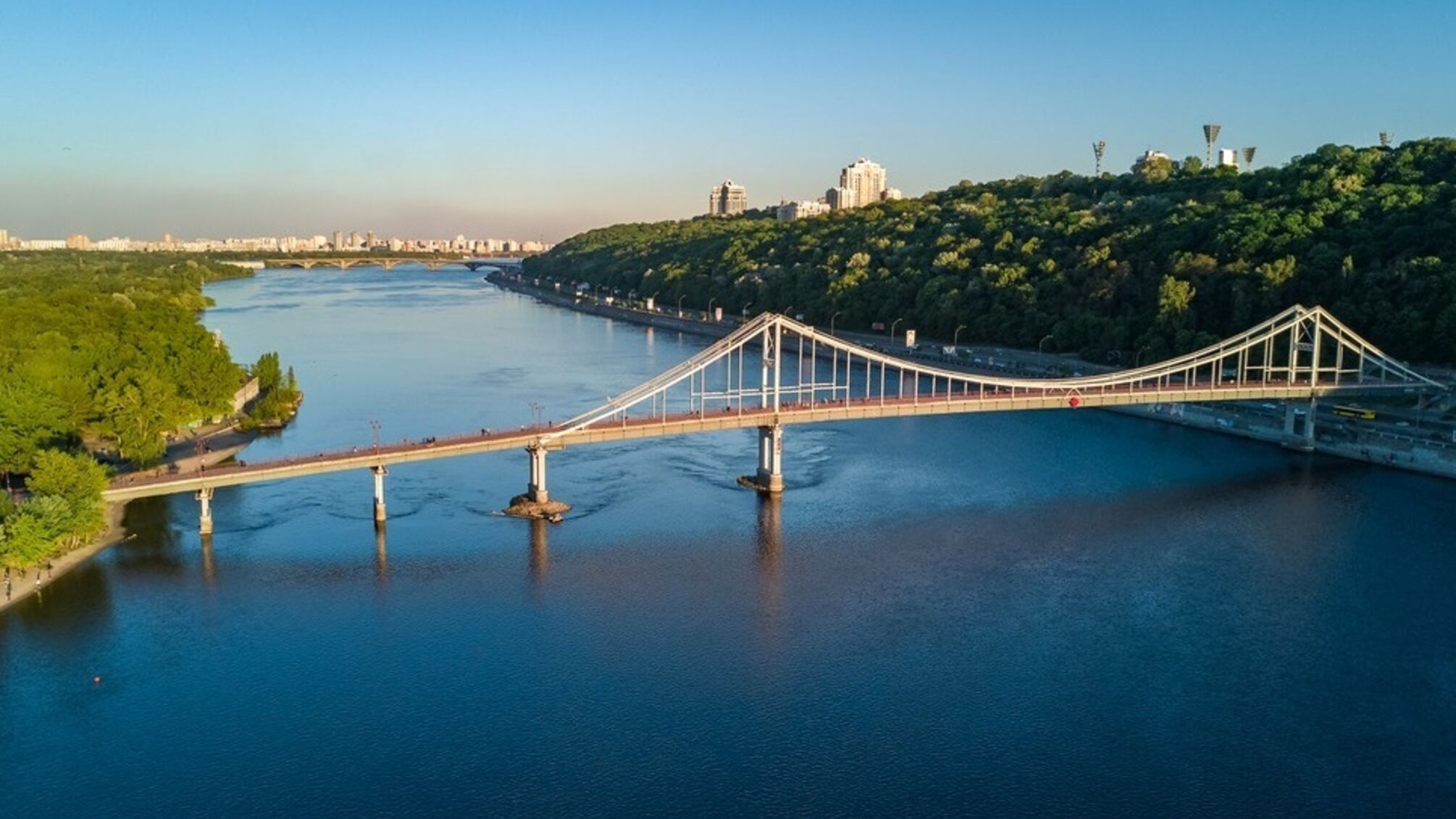 В Киеве предлагают запустить речной транспорт через перегруженные мосты и пробки