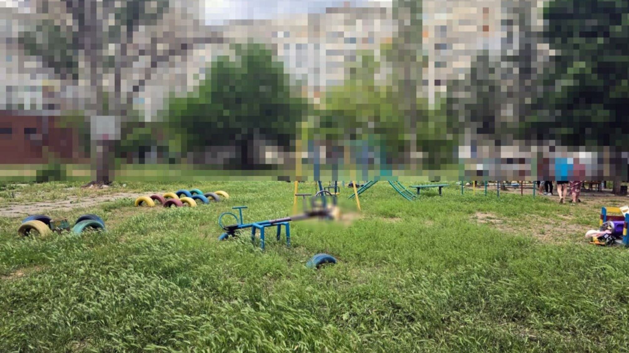 Росіяни вдарили по дитячому майданчику у Херсоні: загинув чоловік, поранені двоє дітей