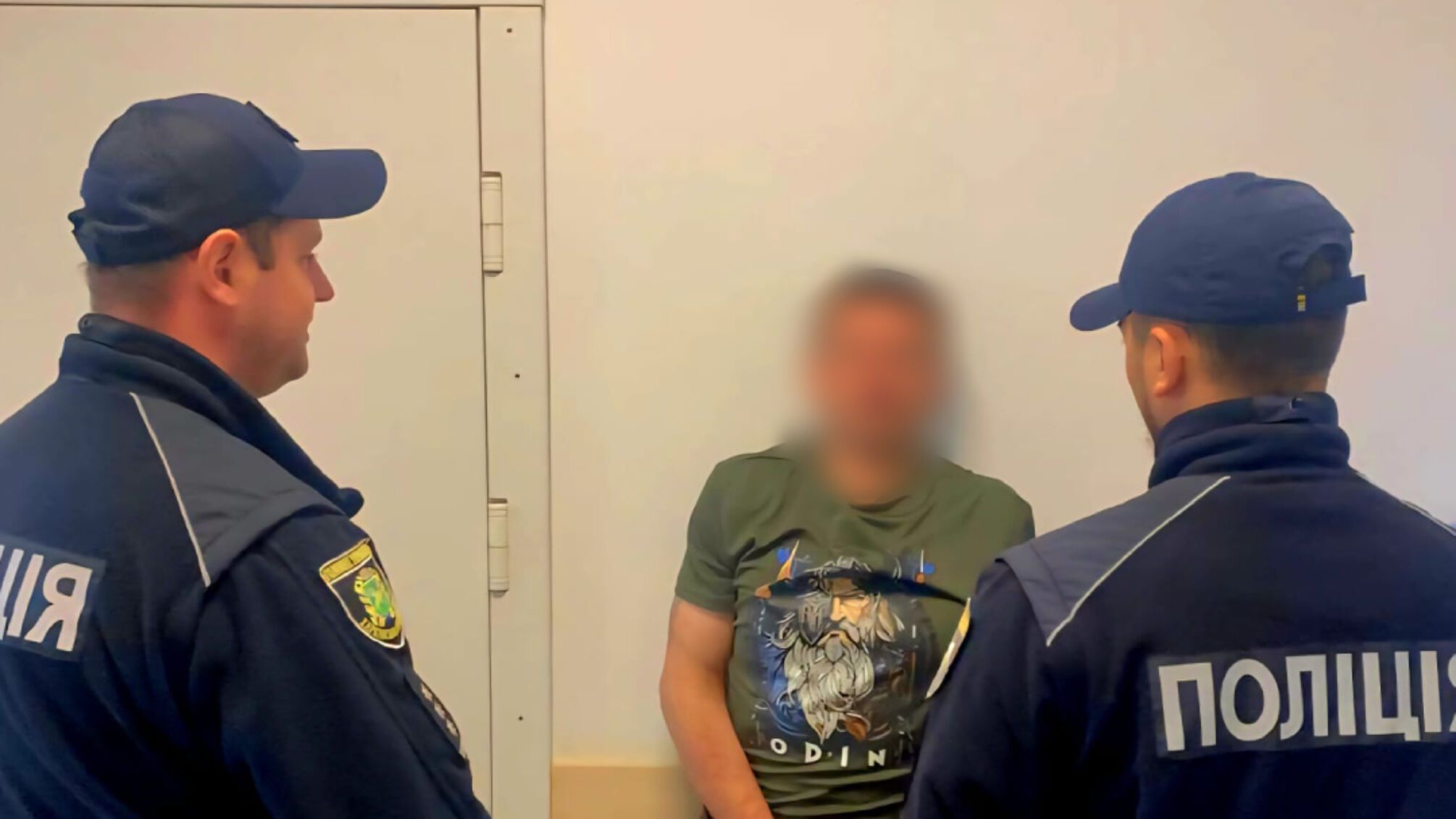 В Чугуеве мужчина напал на пенсионерку и полицейских: его задержали