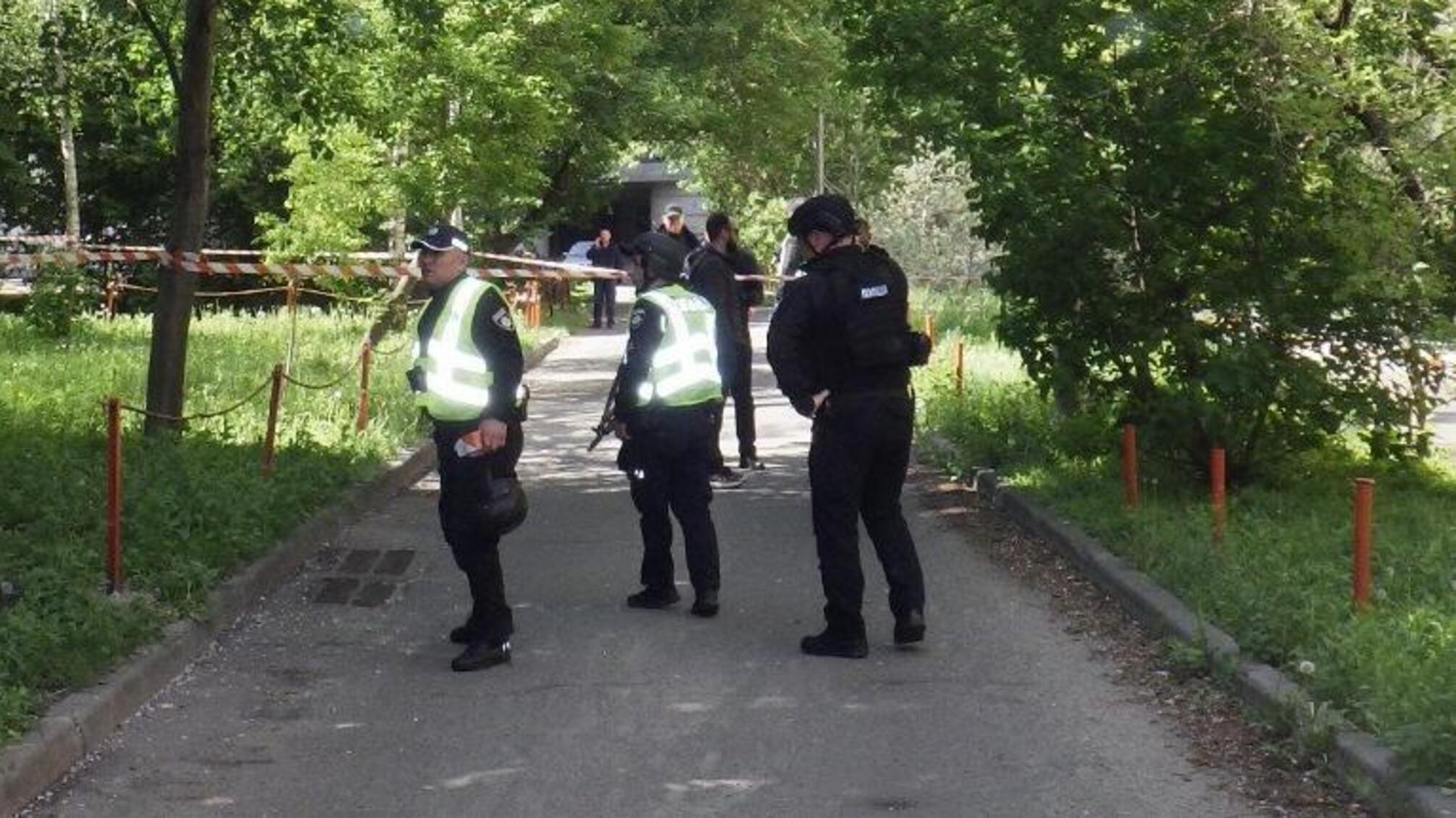 У Києві чоловік випадково вистрілив із рушниці: тяжко поранено жінку