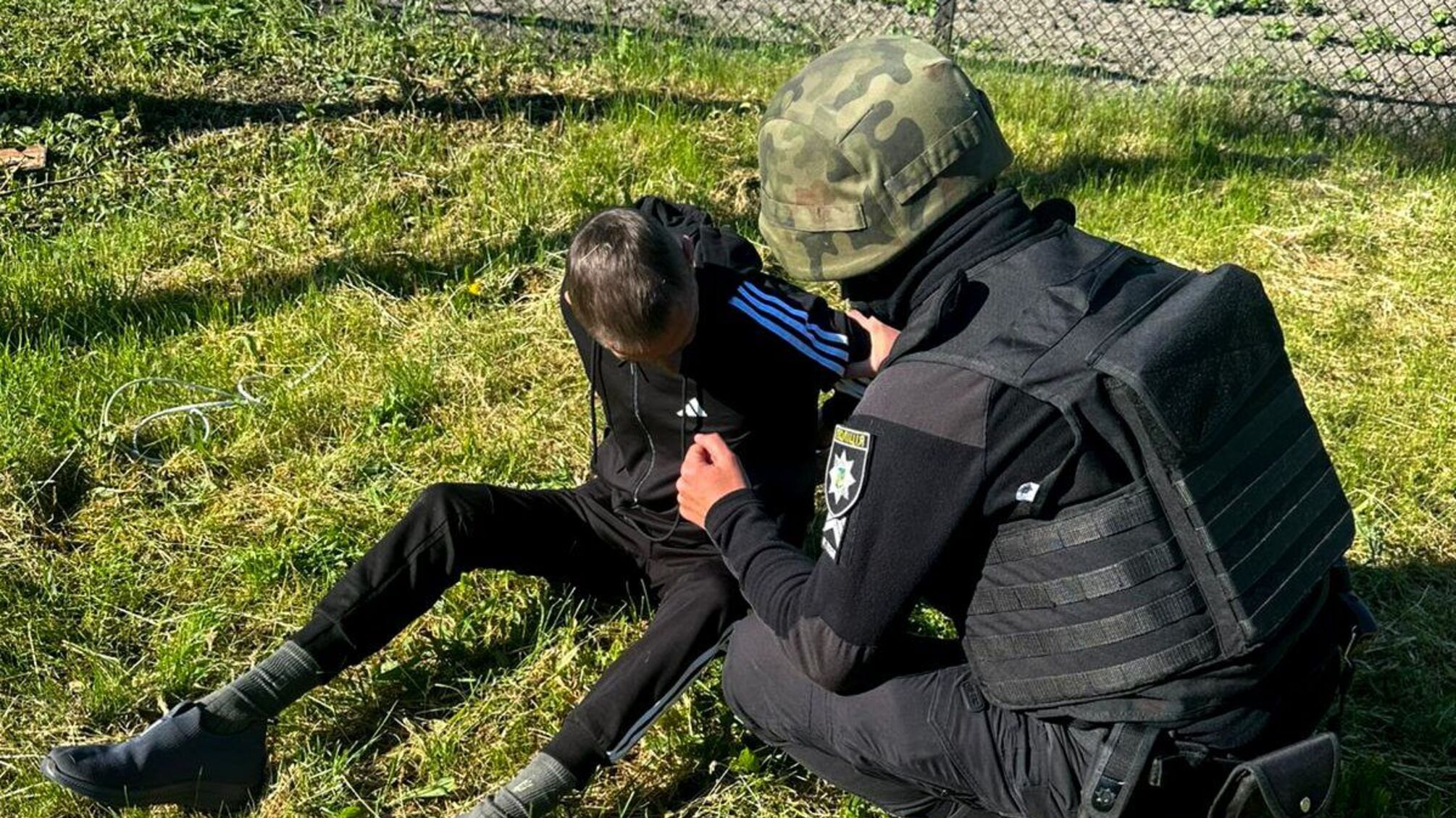 На Рівненщині чоловіка затримали з бойовими гранатами біля магазину