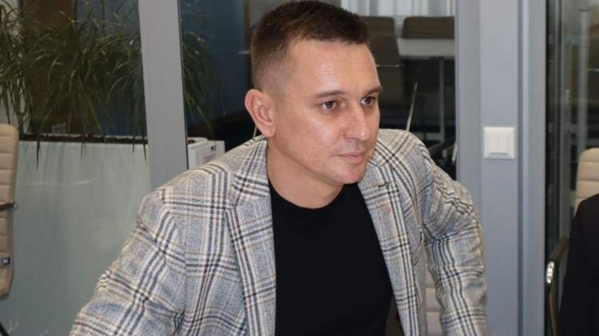 Наличные в долларах и автопарк без цен: что задекларировал мэр Вознесенска
