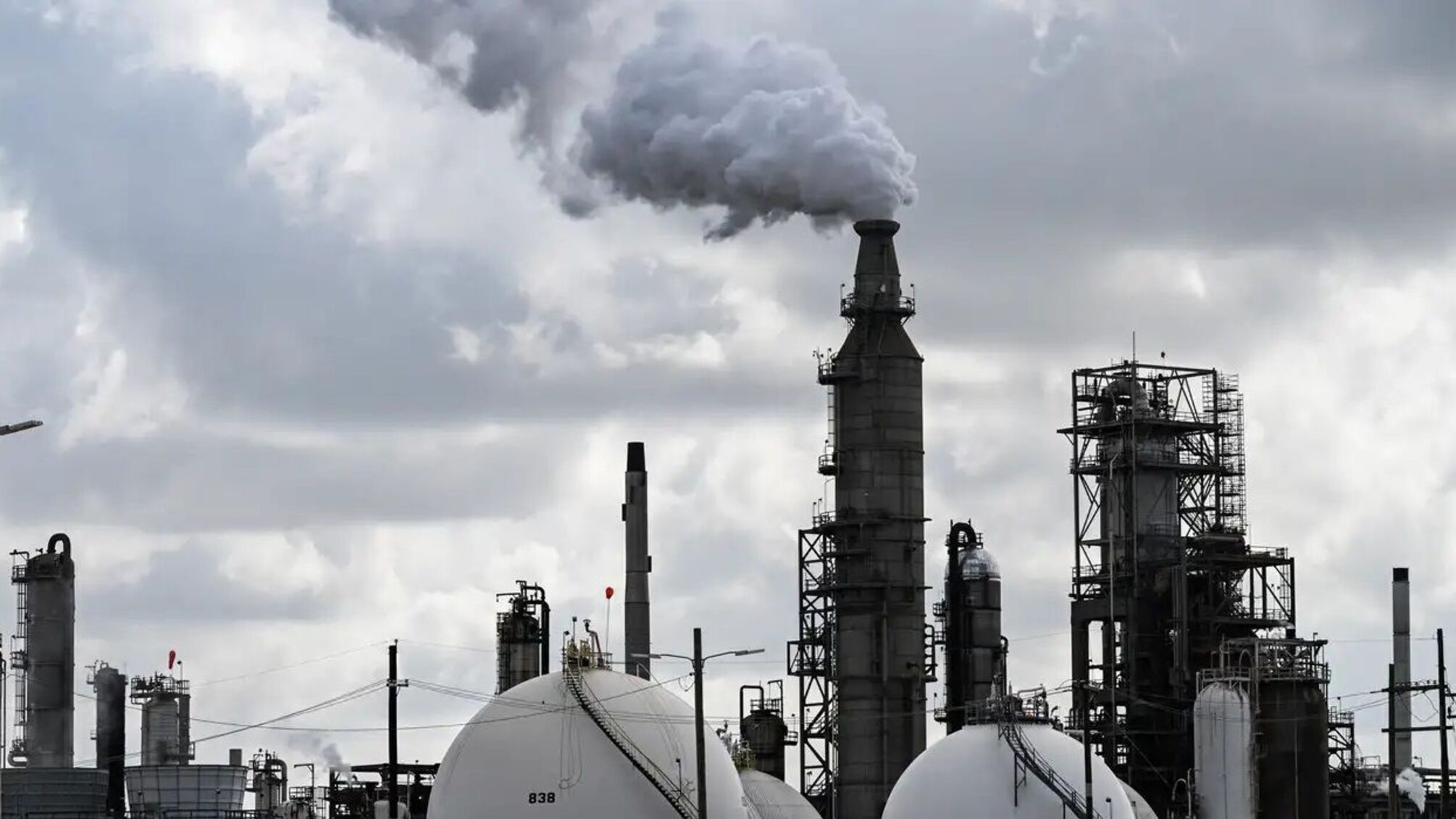 Запаси нафти у світі скоротилися на 200 млн барелів за місяць - Financial Times