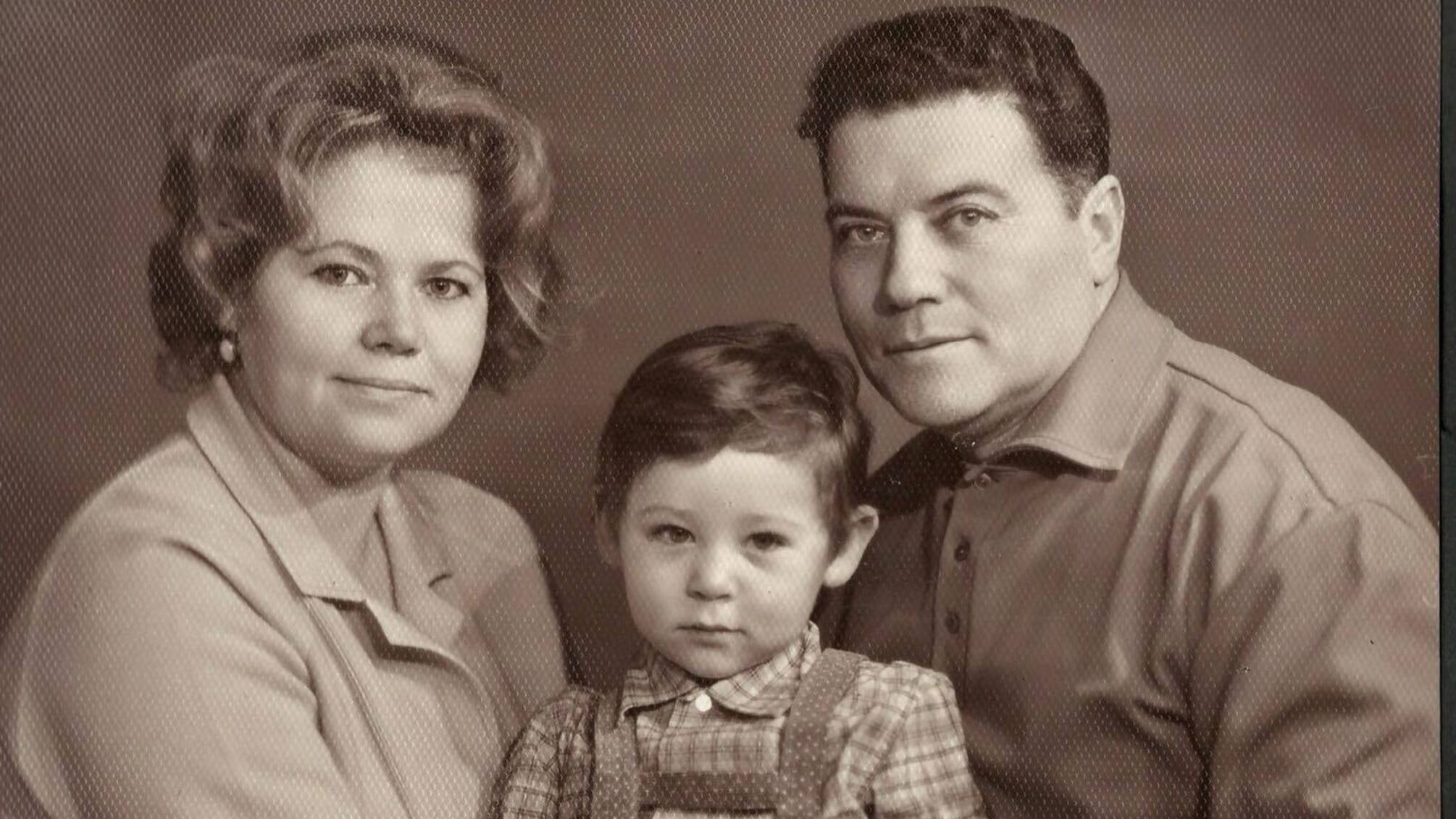Архивное фото с детства и воспоминания об отце-фронтовике: мэр Харькова поделился личной историей