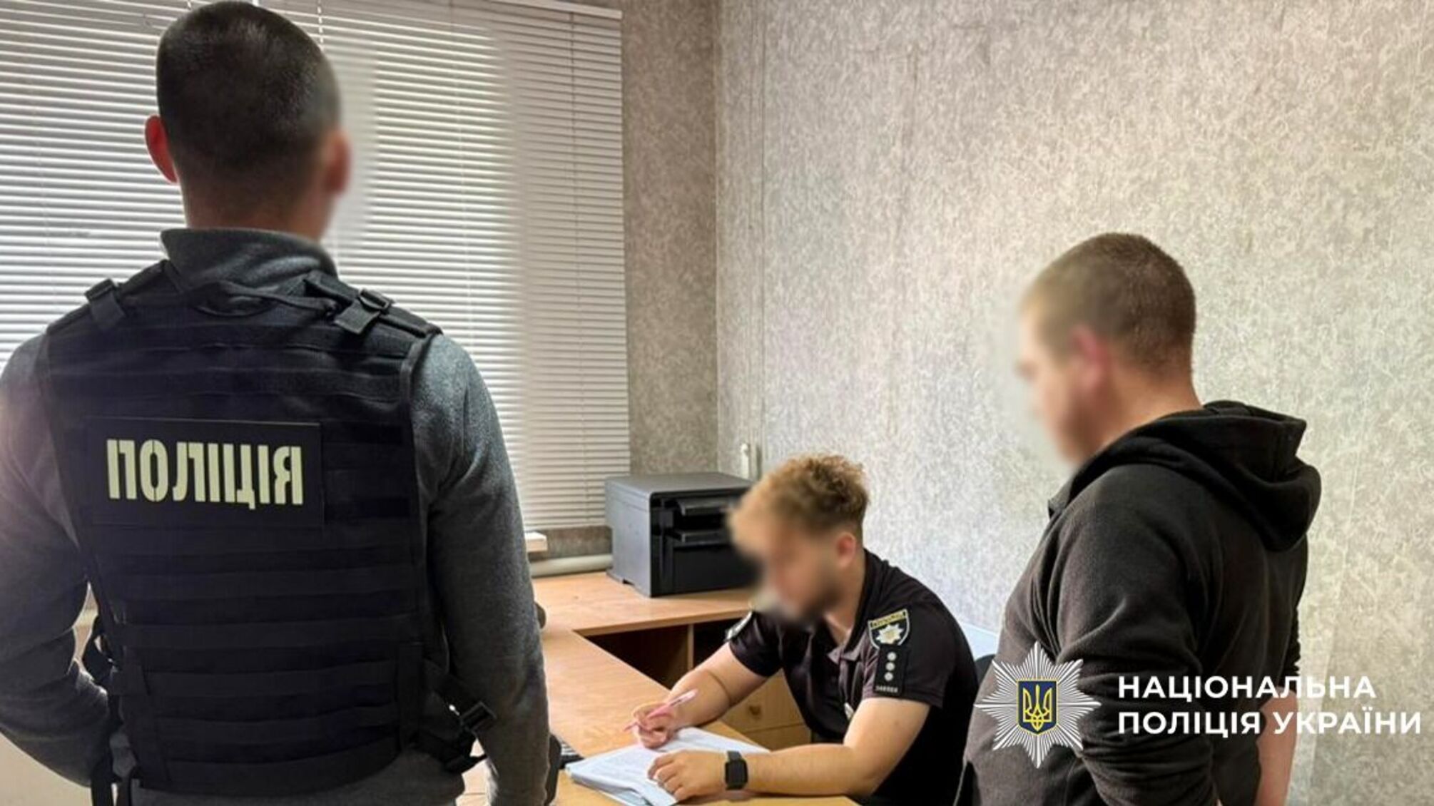 На Днепропетровщине работники ТЦК затолкали мужчину в бус, а когда ему стало плохо – выбросили возле мусорника