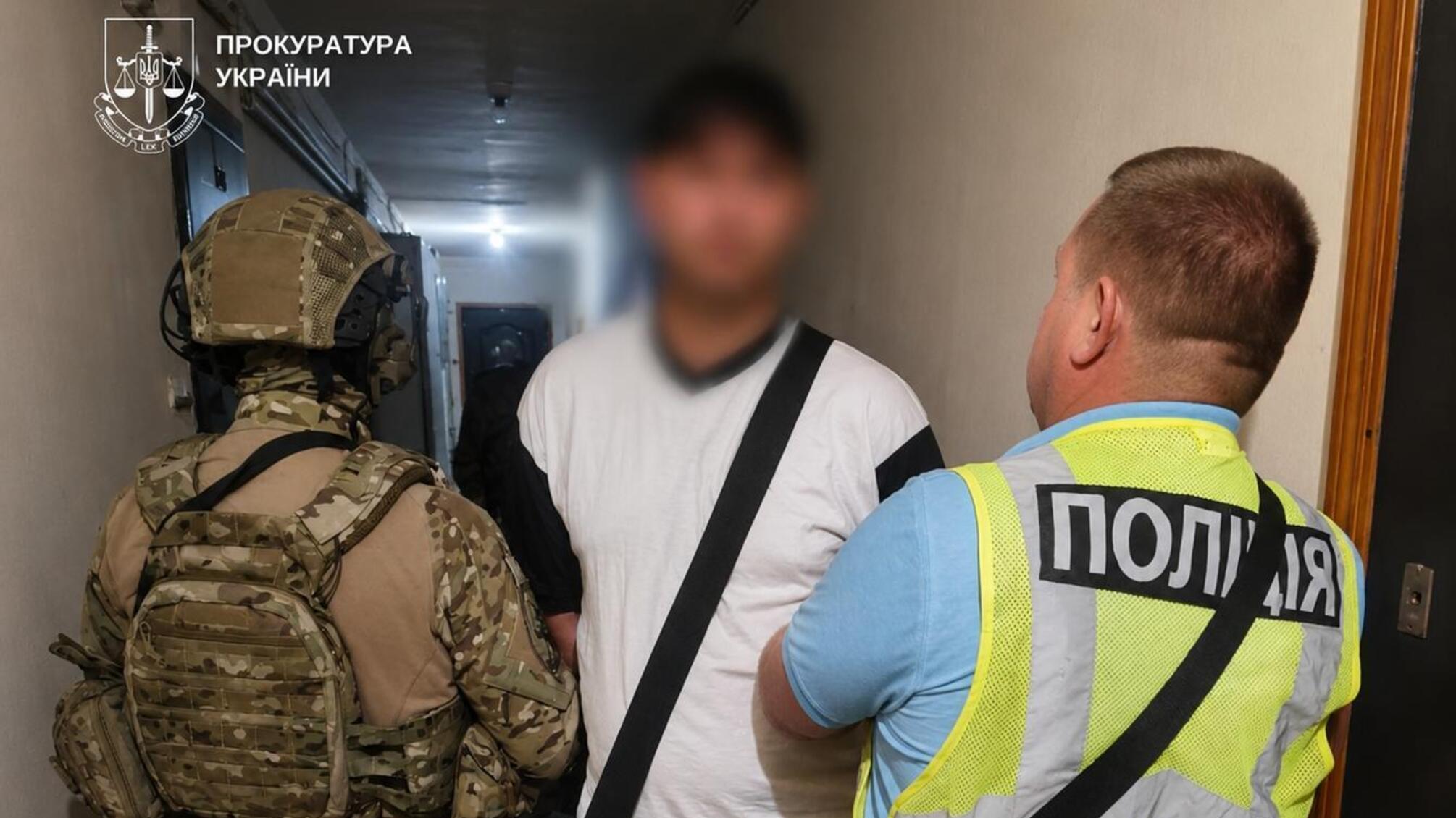 У Києві чоловік напав на літню жінку під час ремонту: застосував ніж і погрожував гранатою