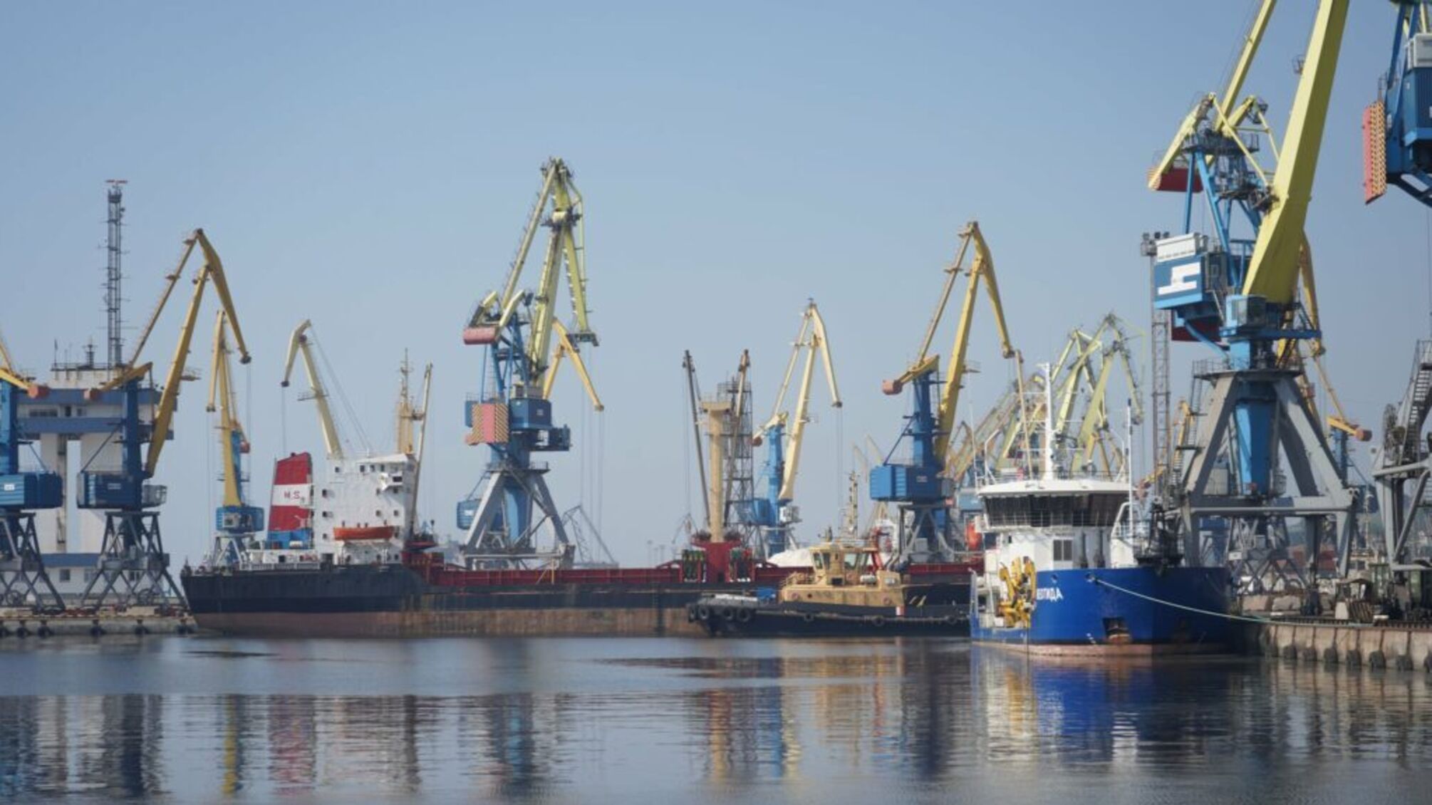 Силы обороны ударили по порту Мариуполя: россияне потеряли важный логистический узел