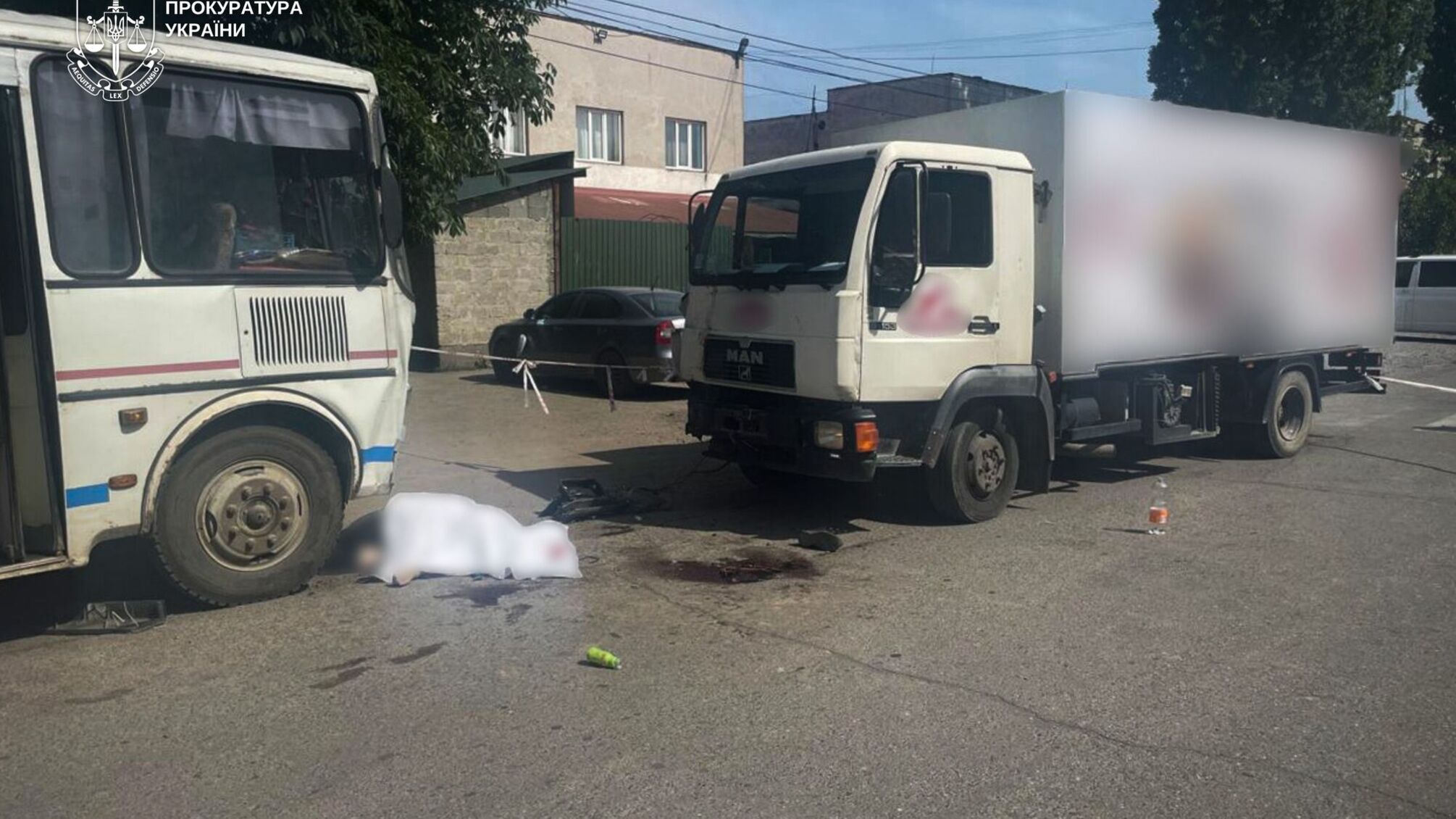 У Виноградові вантажівка в’їхала в людей біля автобуса: є загиблі та постраждалі