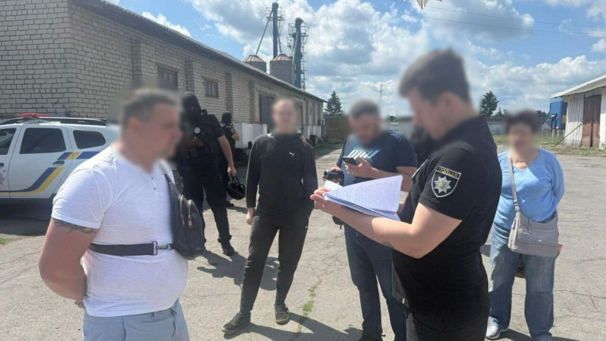 Мотопомпы вместо геологоразведки: Нацполиция и ОГП разоблачили масштабную нелегальную добычу янтаря в Ровенской области