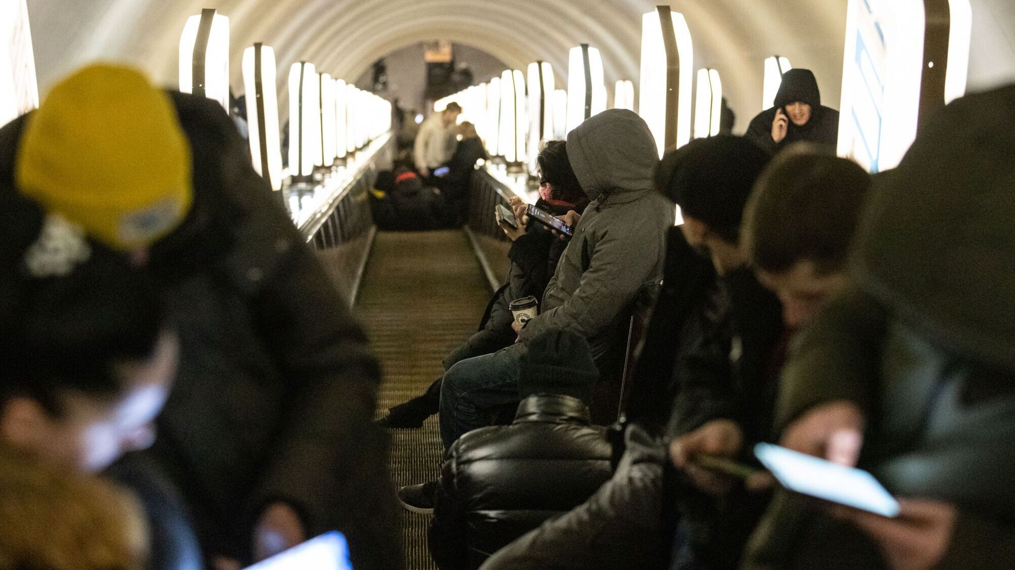 У київському метро оновили правила перебування в укриттях: що не радять брати на станції