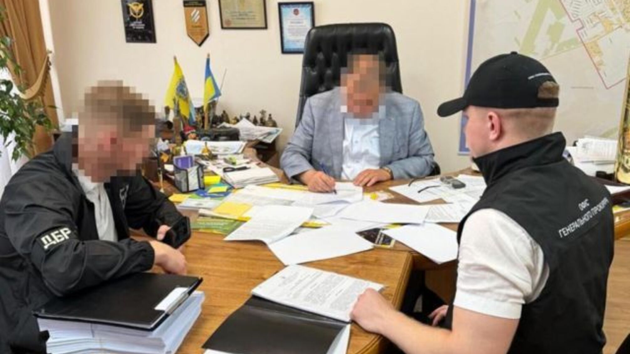 Коррупционная схема в Киевской области: голову общины подозревают во взятках за землю, застройку и ремонт дорог