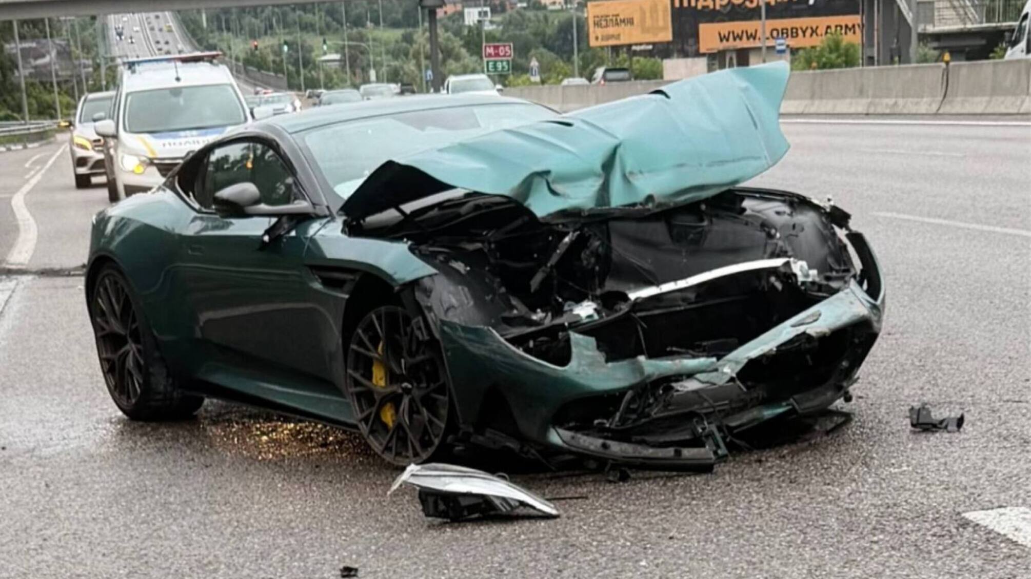 Под Киевом разбили эксклюзивный Aston Martin за $350 тысяч: за рулем был известен блоггер