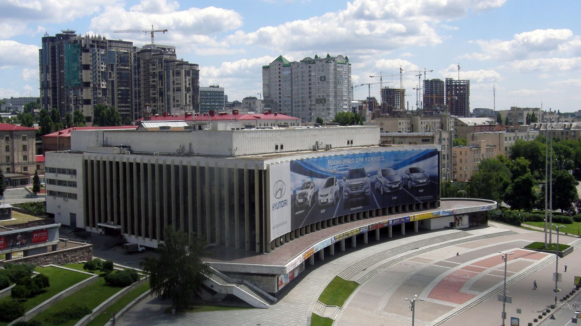 Дворец 'Украина' второй раз за войну поврежден в результате обстрела: продолжается оценка разрушений