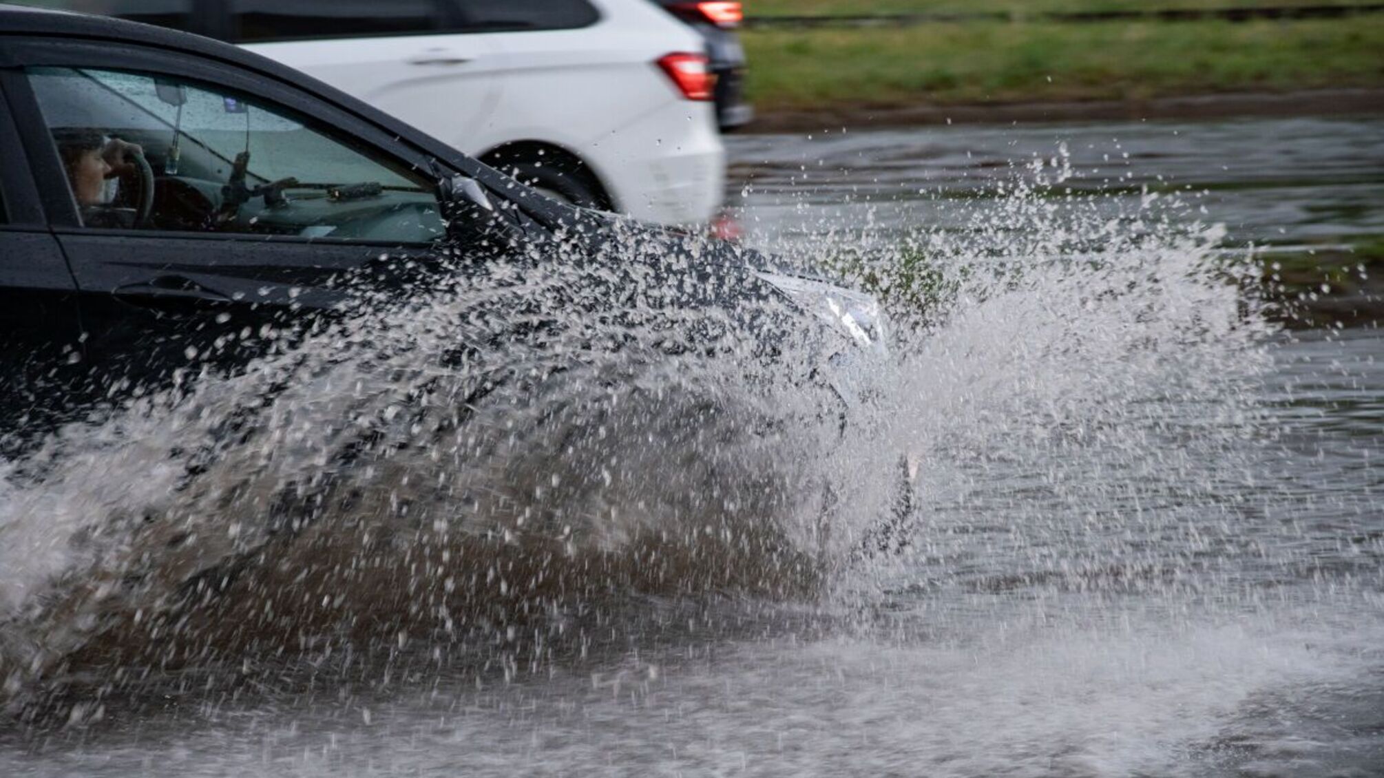Москва ушла под воду после аномальной жары: затопленные улицы, метро и торговые центры
