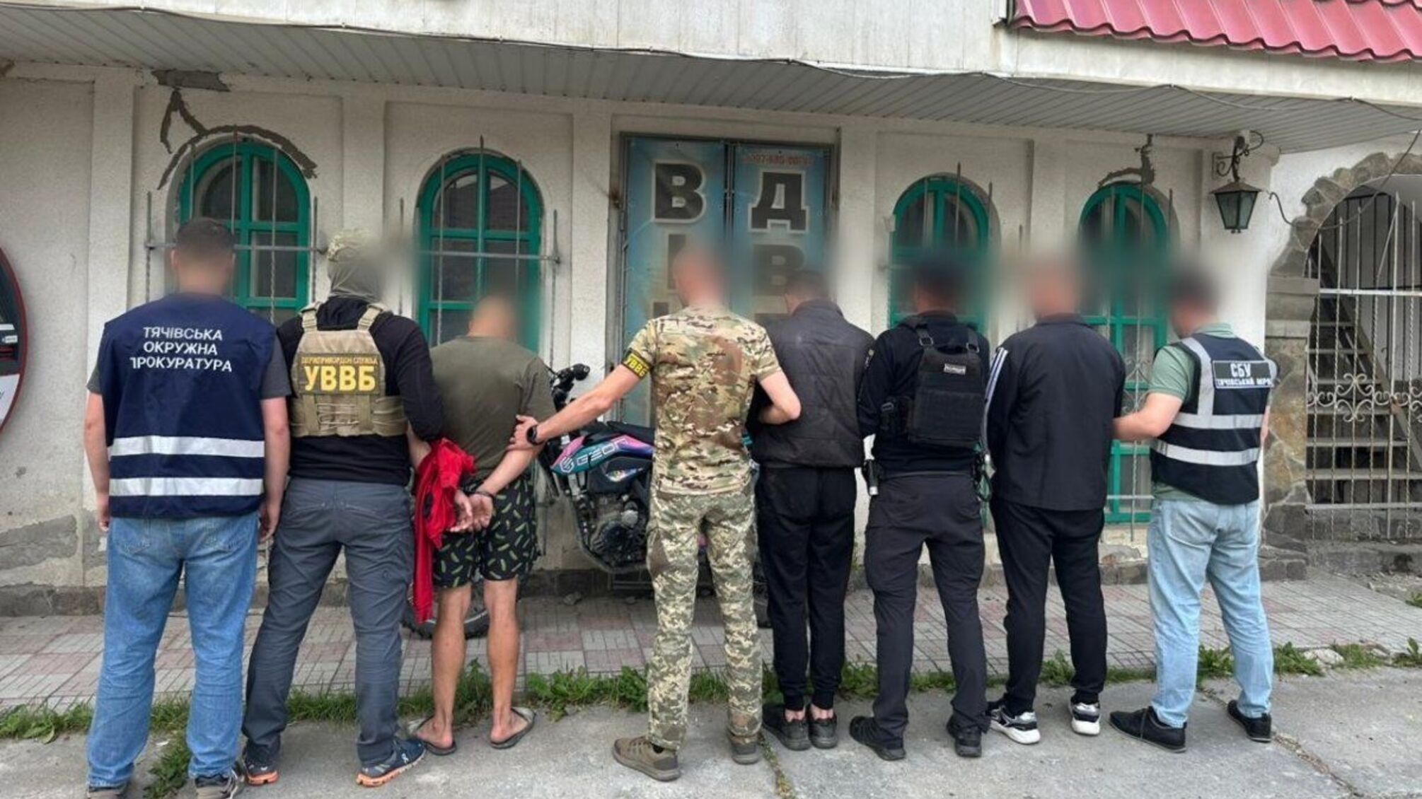На Закарпатті 19-річний організатор та його спільник переправляли чоловіків за кордон