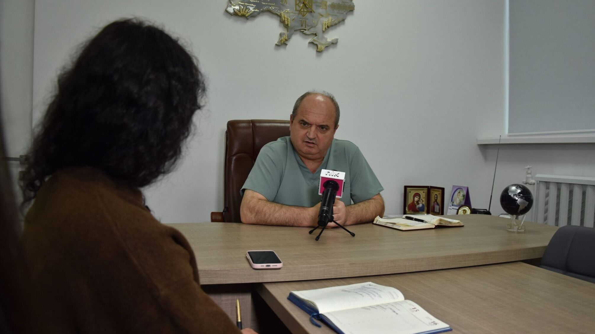 Смерть дитини, побори та 'золотий' лінолеум: івано-франківці звернулись до правоохоронців щодо директора перинатального центру Павлушинського