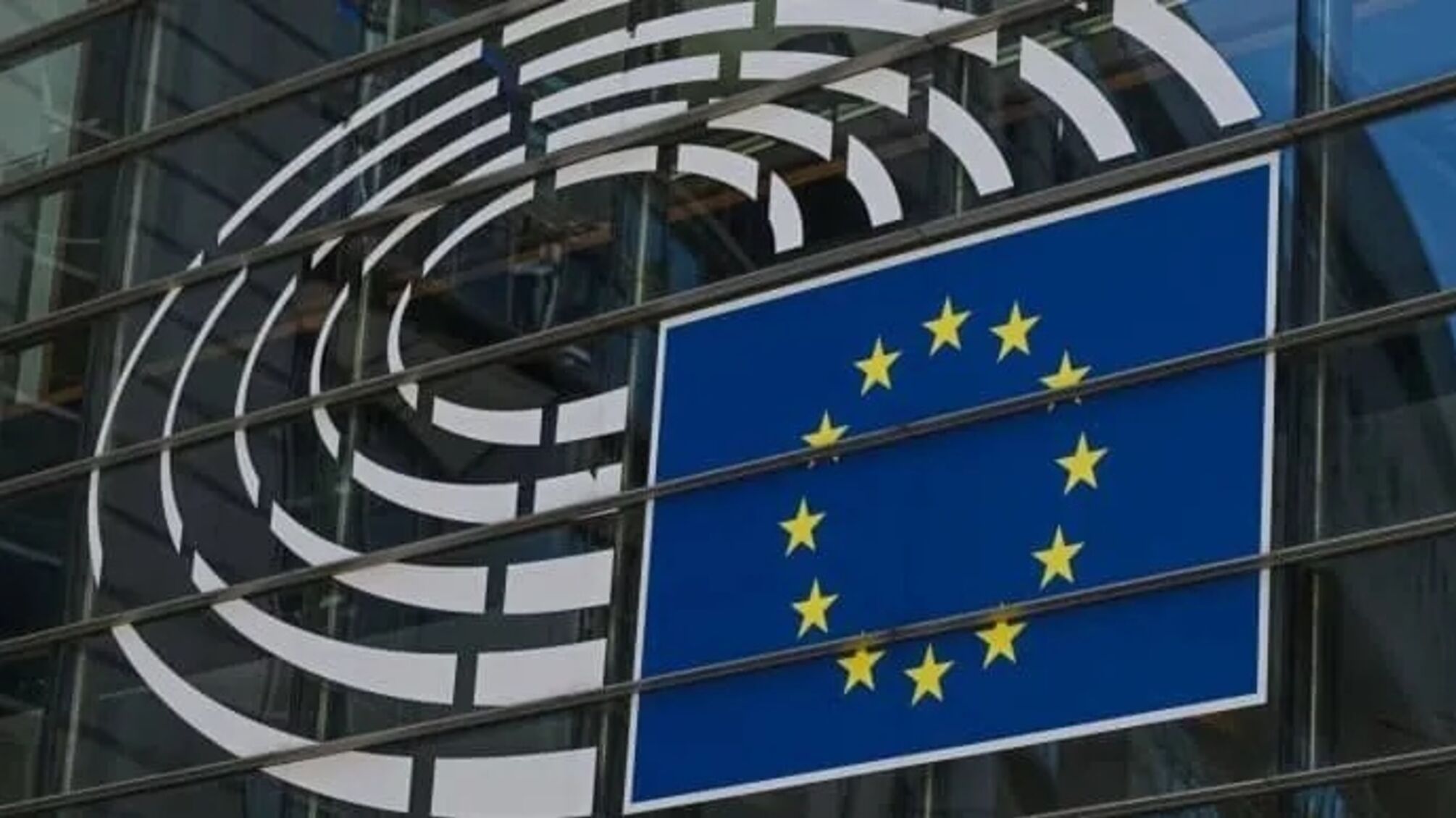 Європарламент підтримав жорсткіші правила повернення мігрантів: що зміниться для шукачів притулку