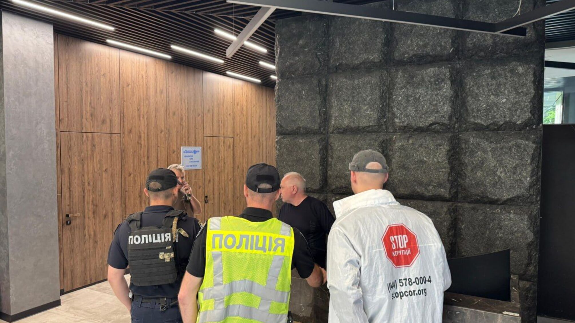 Мошеннический колл-центр в БЦ Trinity посетила полиция: 'офисники' забаррикадировались на 4-м этаже