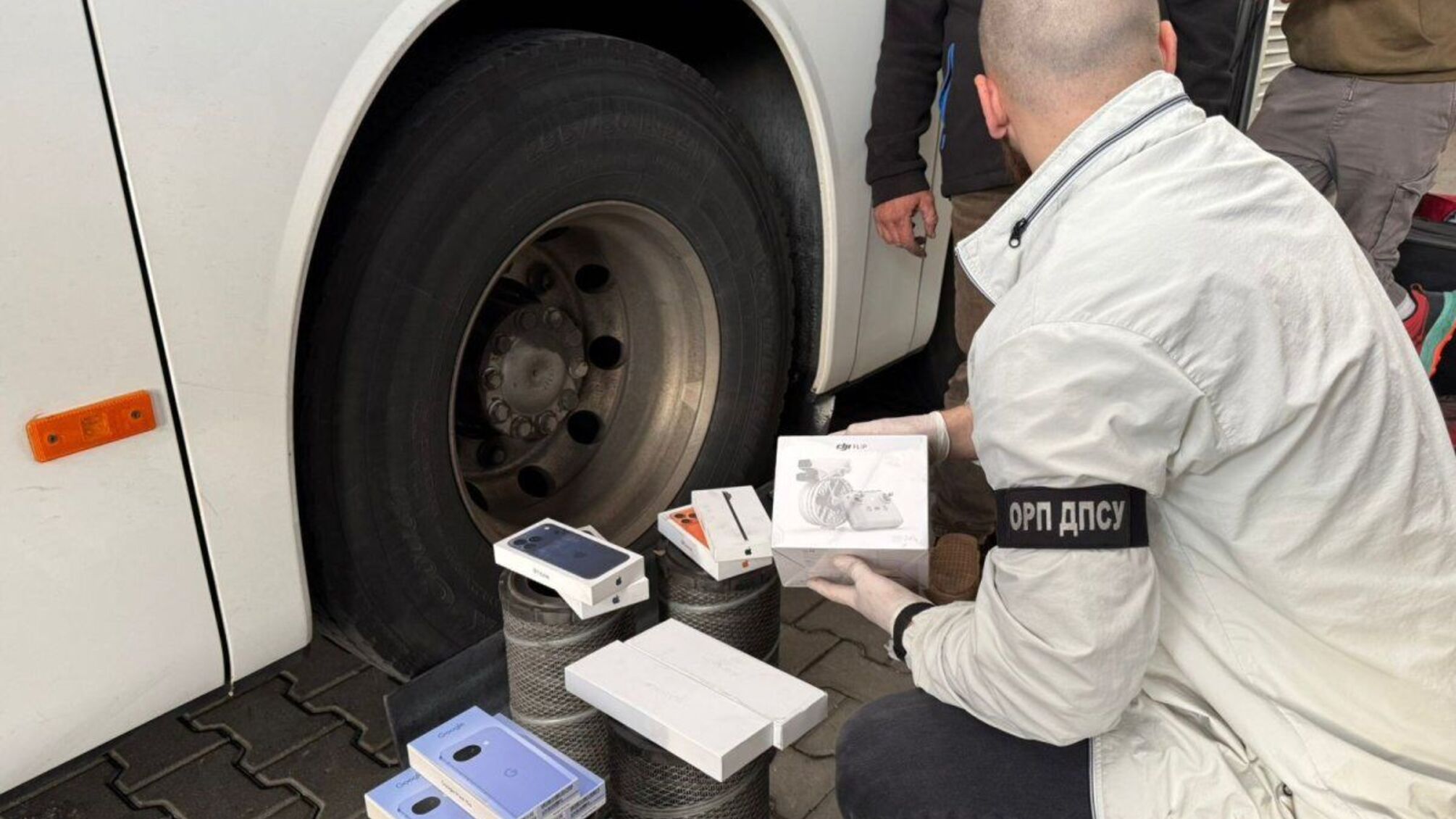 В рейсовом автобусе обнаружили контрабандную технику: AirPods, iPhone и квадрокоптеры