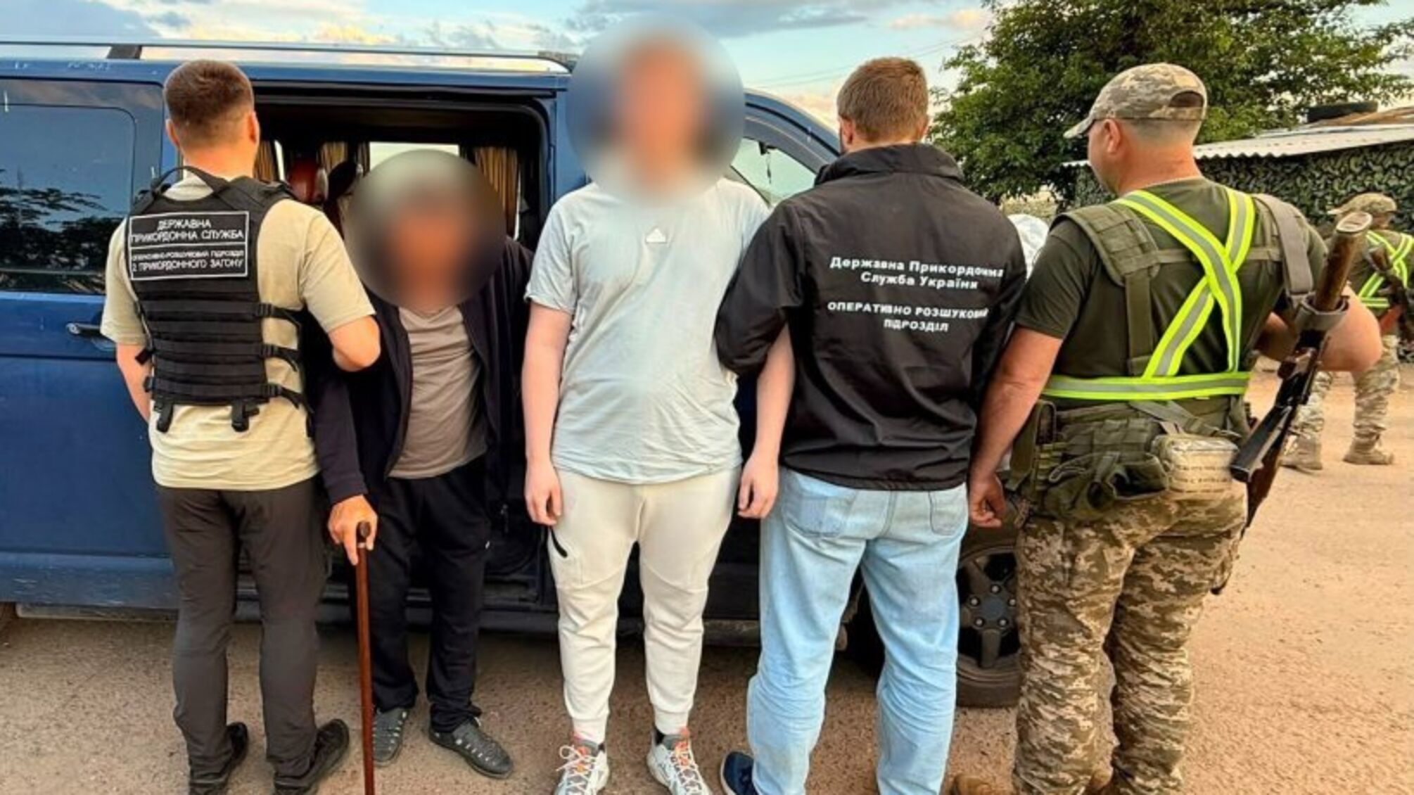 'Пасажир' у тайнику: на кордоні затримали водія мікроавтобуса зі схованкою в підлозі (відео)