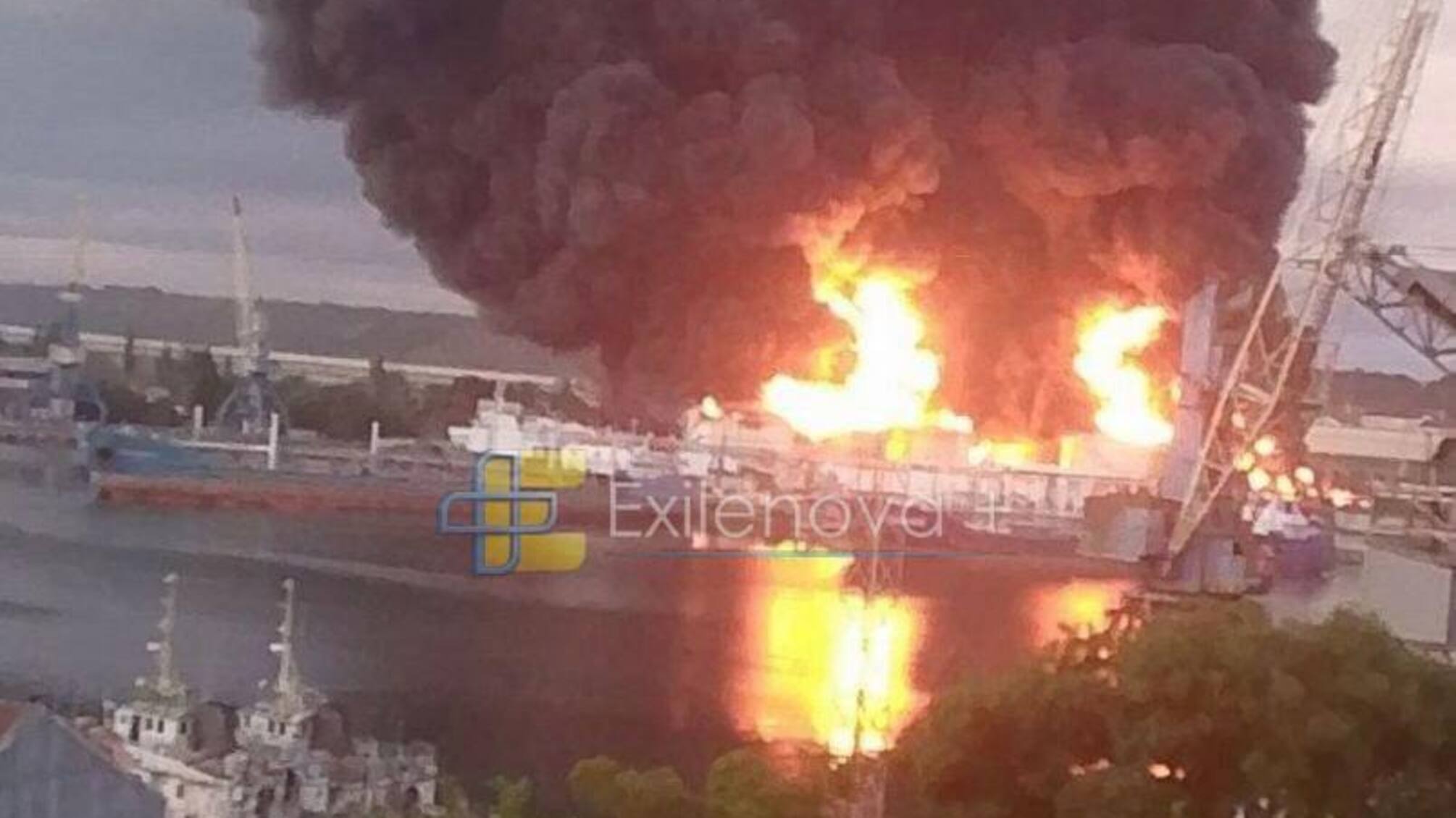 После ночной атаки в Крыму загорелись пожары на топливных объектах: в Севастополе уже возникли проблемы с бензином