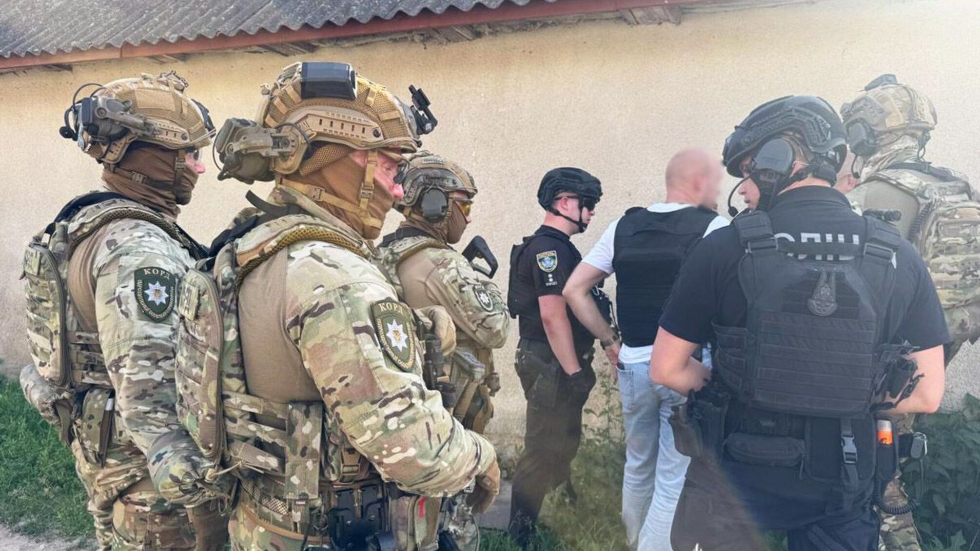 Спецоперация 'Гром': в Хмельницкой области задержали вооруженного мужчину, который угрожал патрульным