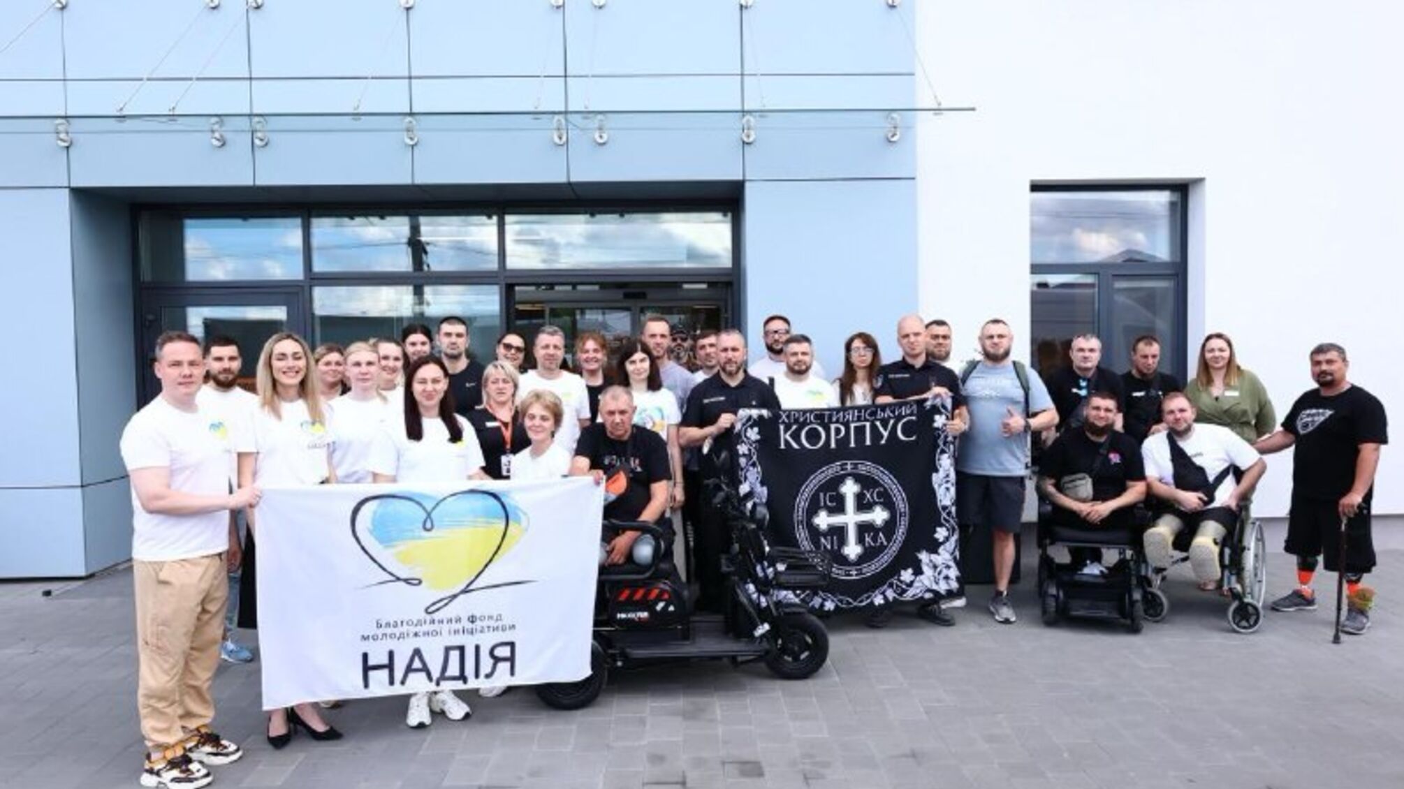 Христианский корпус, БФ молодежной инициативы 'Надежда' и Валерий Дубиль посетили больницу Мечникова и Superhumans в Днепре