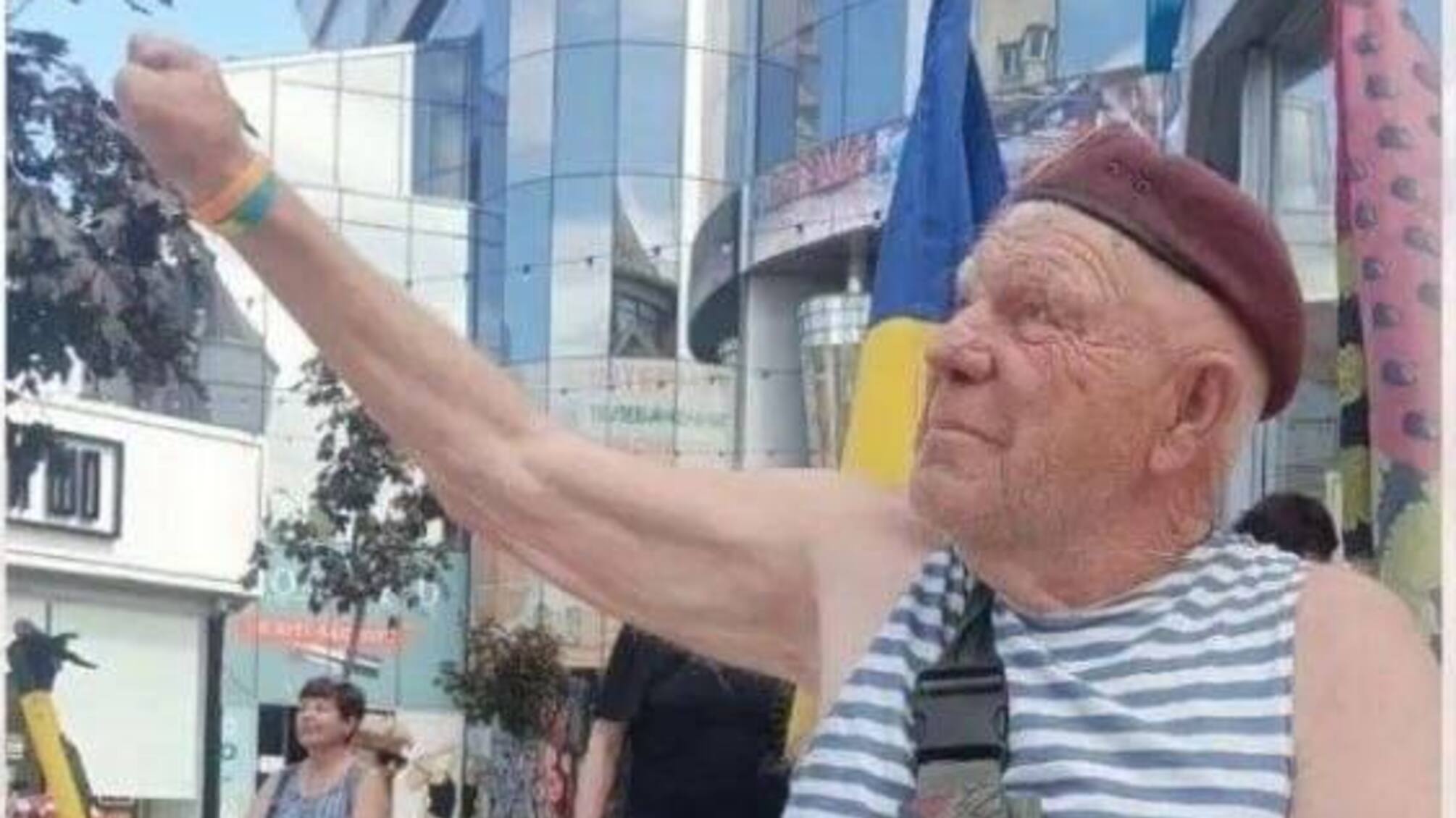 'Волонтера дядю Гришу сначала не пустили в KFC в Хмельницком: заведение извинилось'