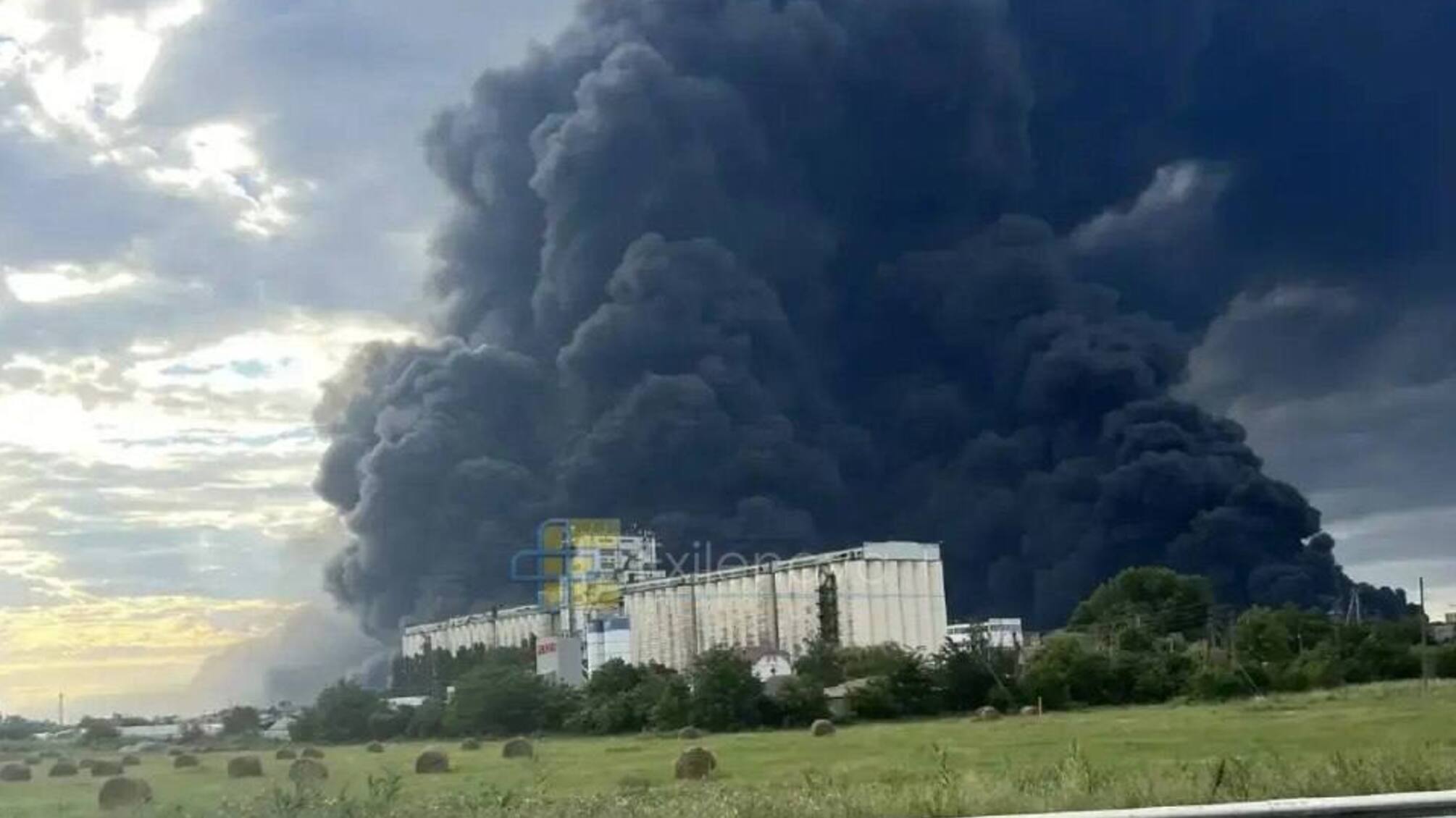 Беспилотники атаковали два стратегических НПЗ в россии