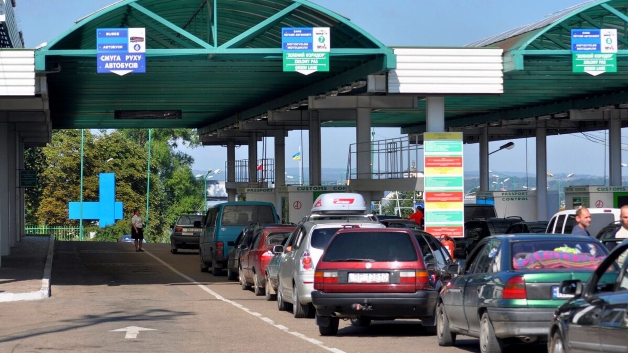 На кордоні з Польщею колапс: у 'Шегині - Медика' черги сягають 12 годин