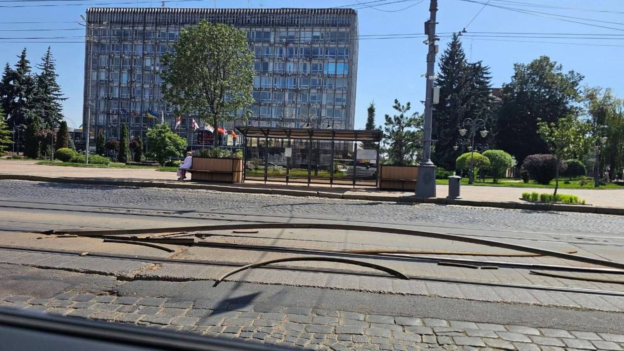 Асфальт плавится, а рельсы деформируются: Украину накрыла аномальная жара до +38°C
