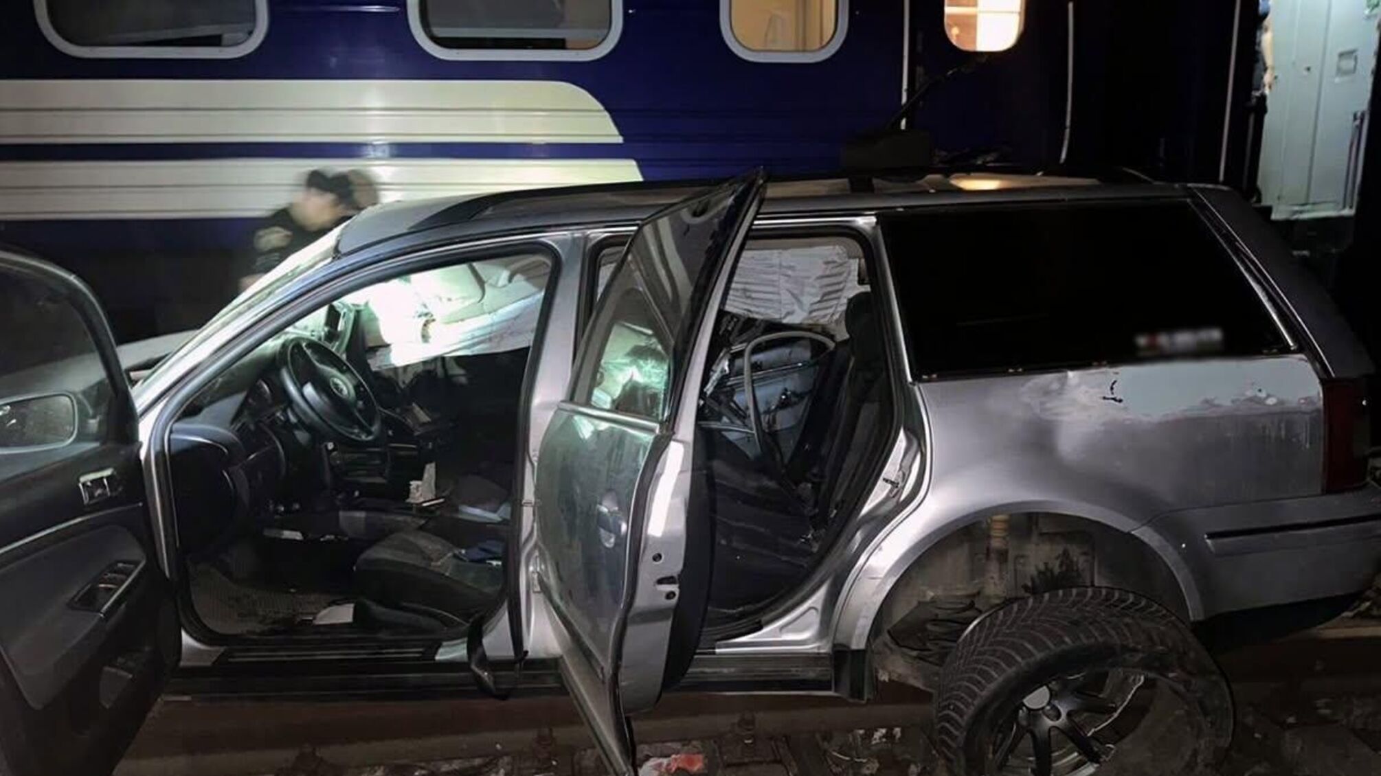 У Хмельницькому легковик виїхав на червоне й потрапив під потяг: двоє загиблих